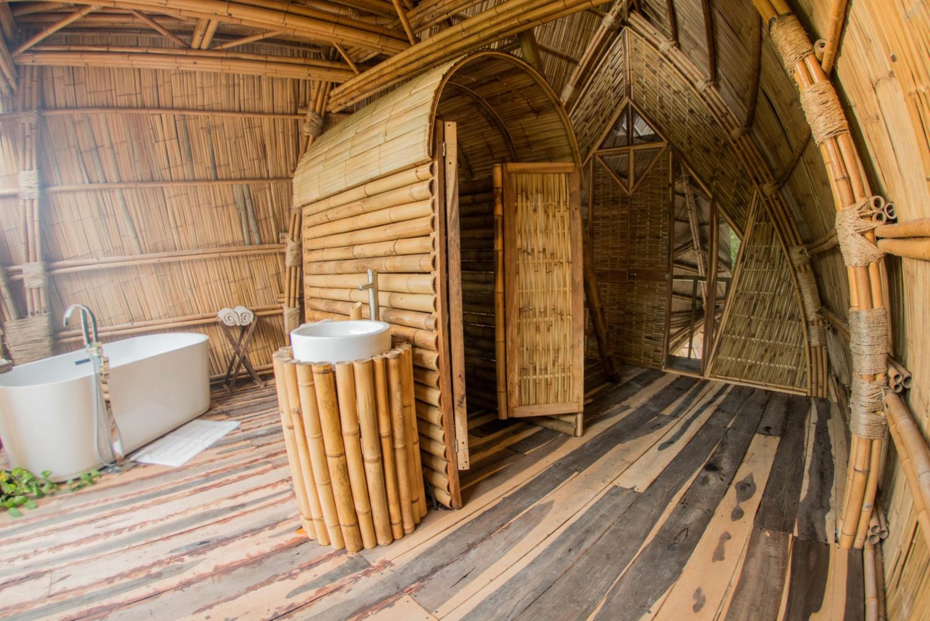 Mamasan Treehouses & Cabins — 22