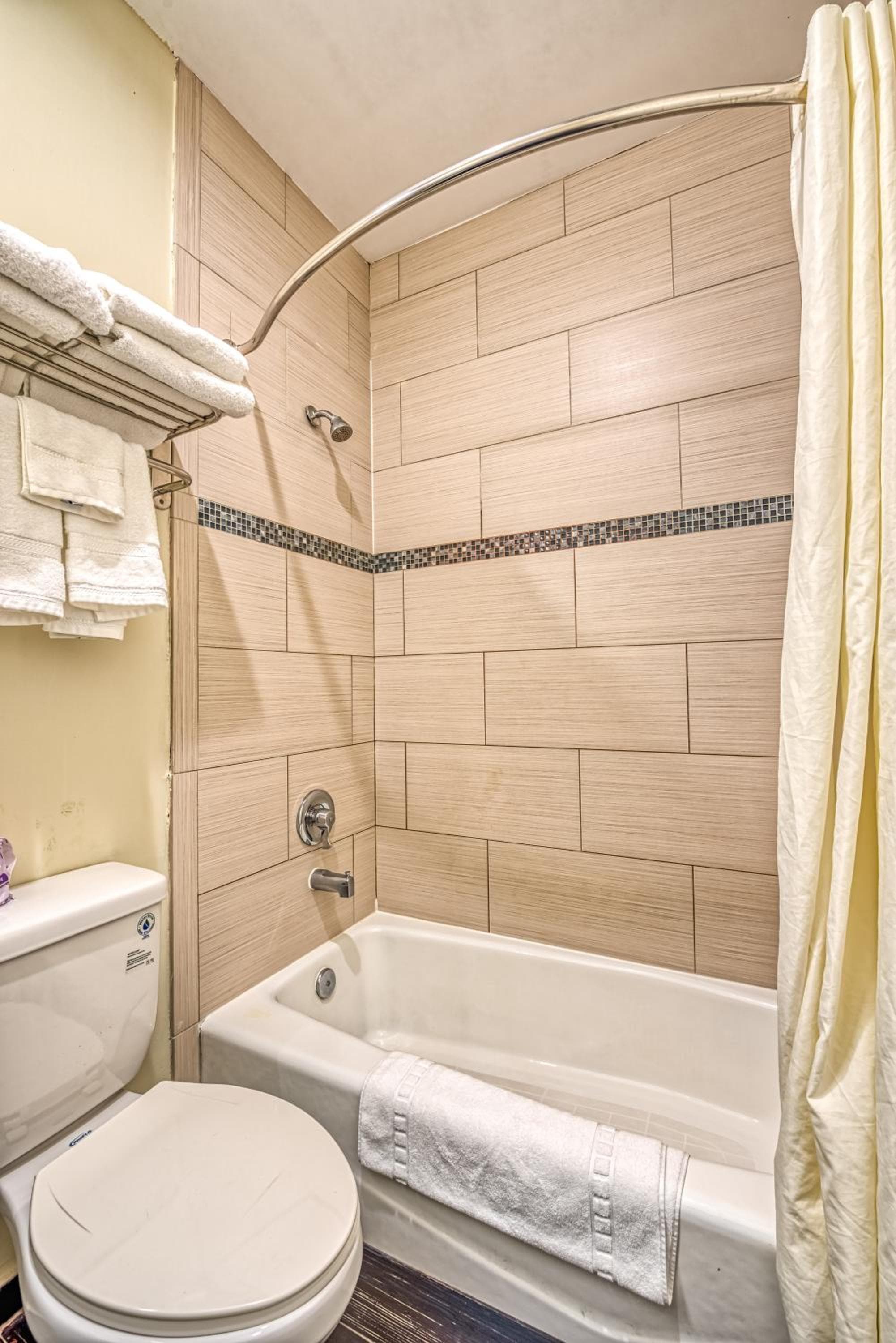 Hollywood City Inn — 11