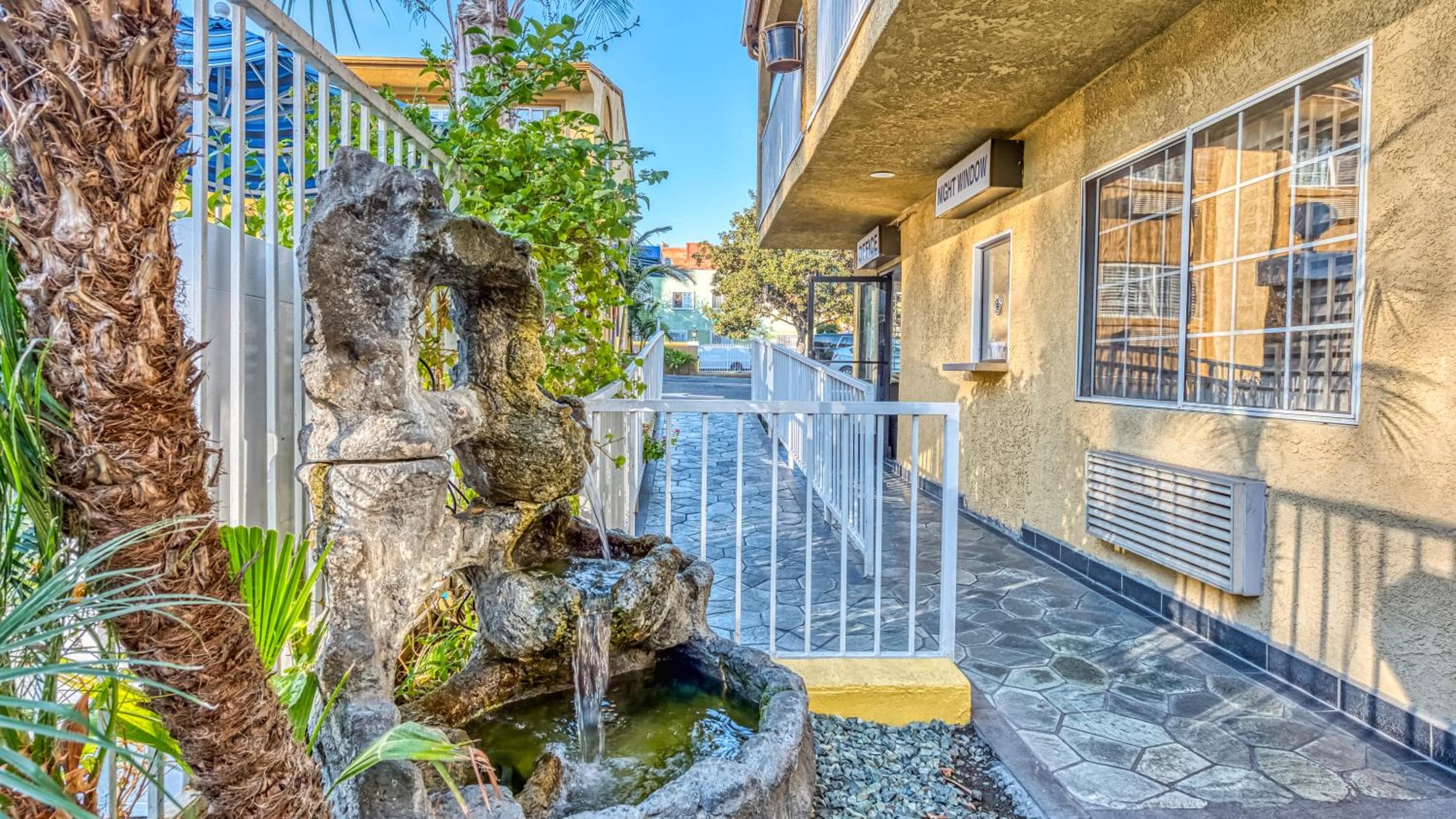 Hollywood City Inn — 26