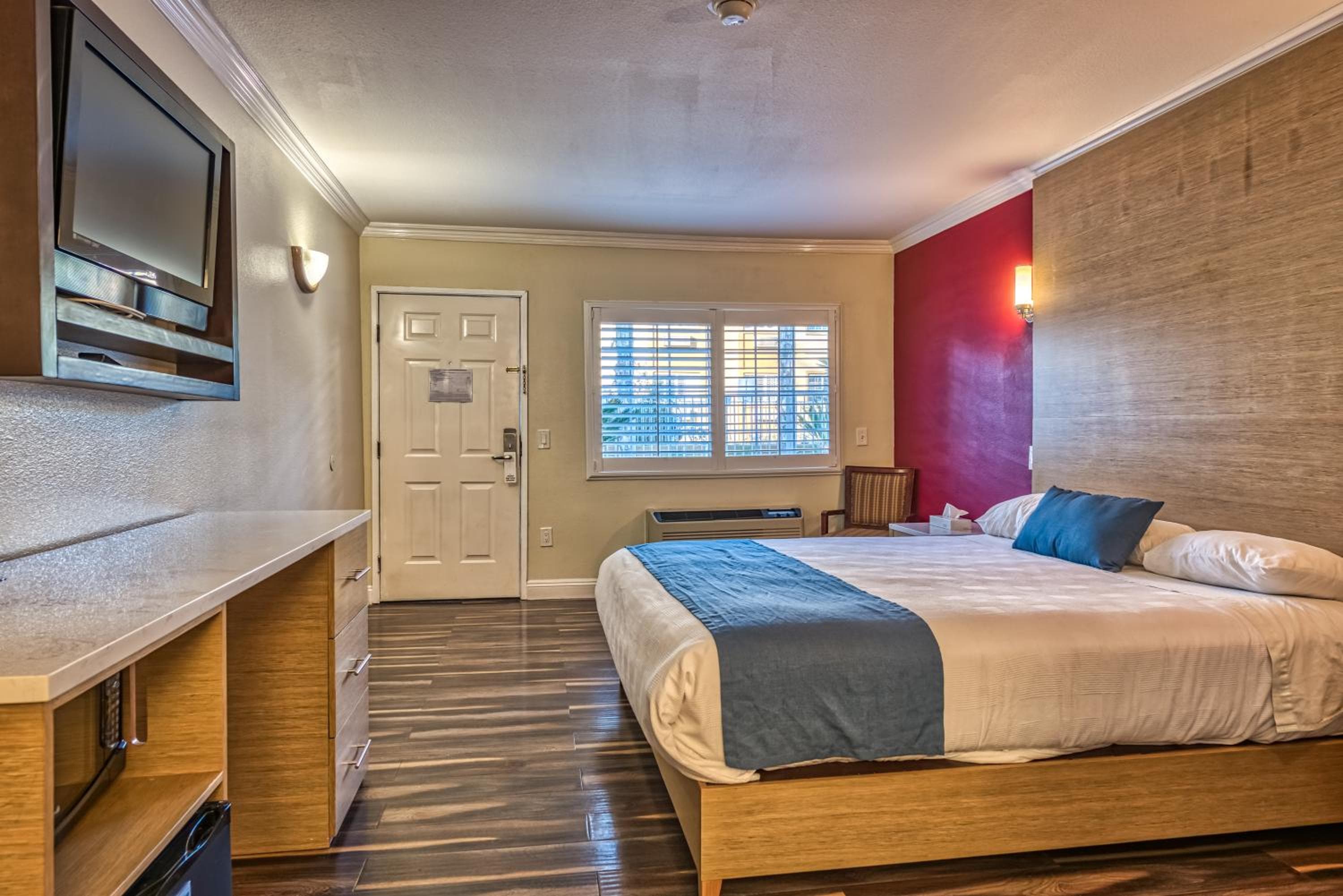 Hollywood City Inn — 5