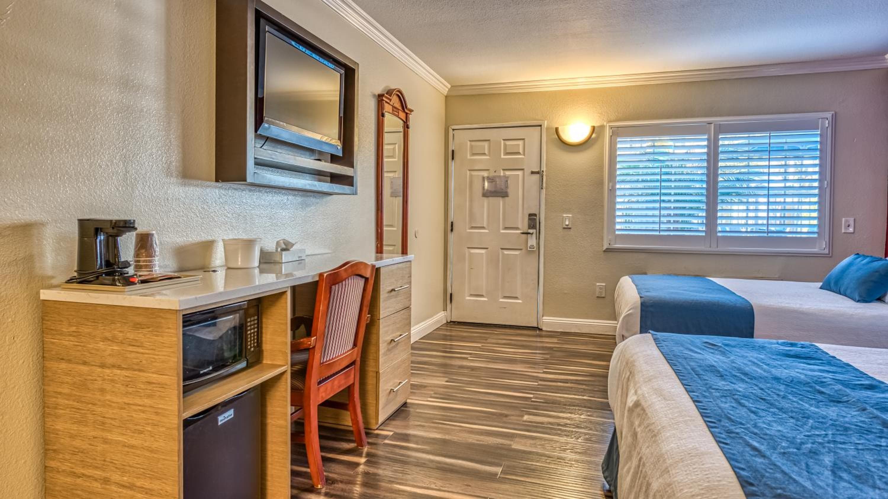 Hollywood City Inn — 27
