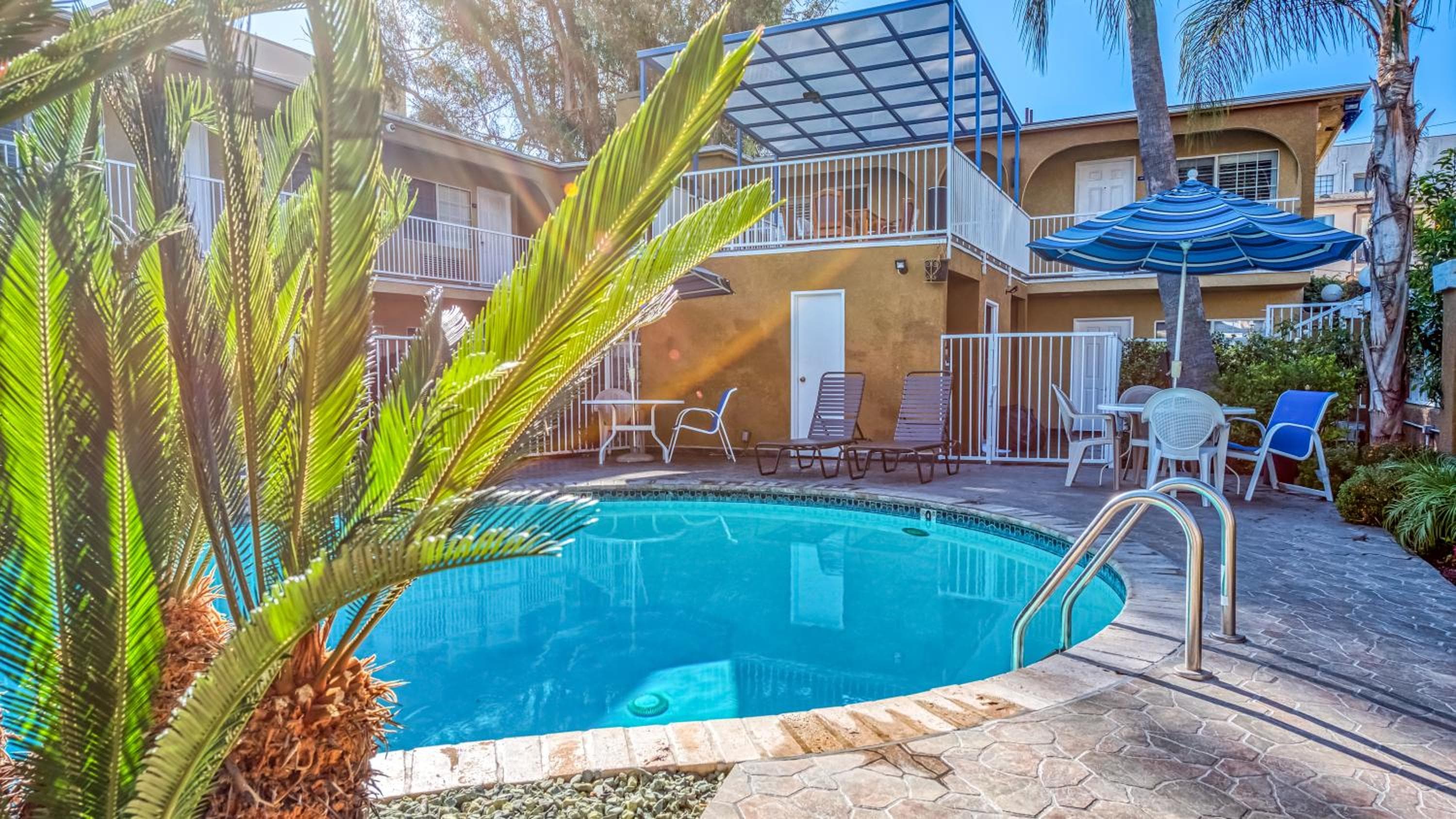 Hollywood City Inn — 24