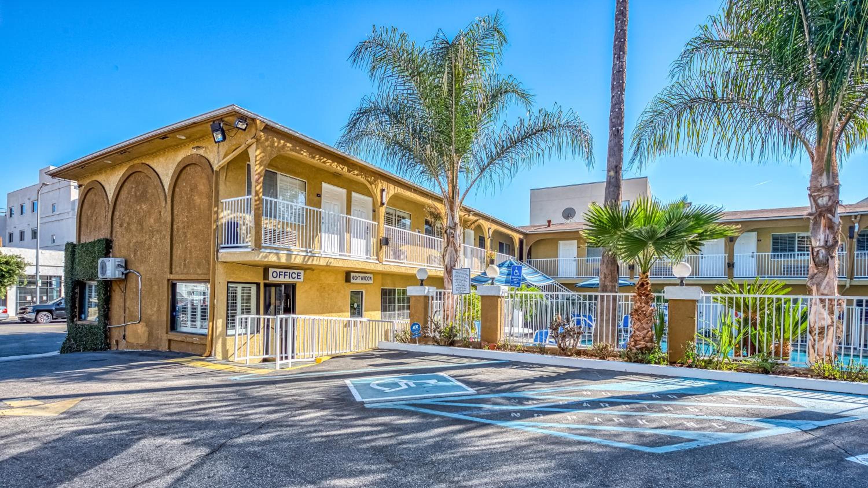 Hollywood City Inn — 19
