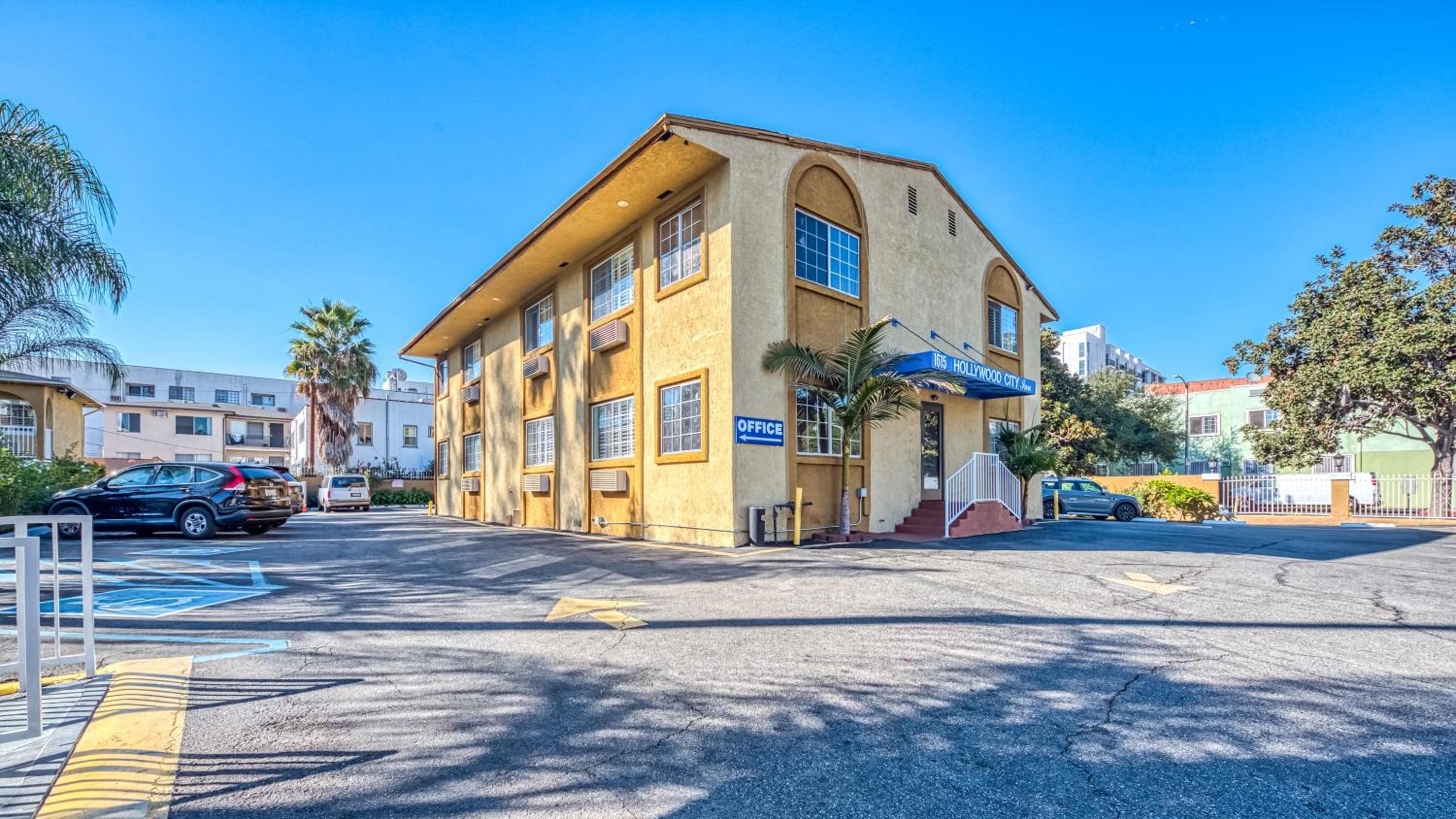 Hollywood City Inn — 18