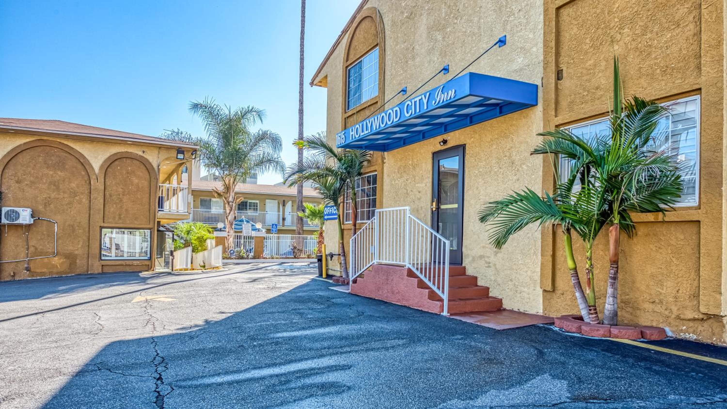 Hollywood City Inn — 17