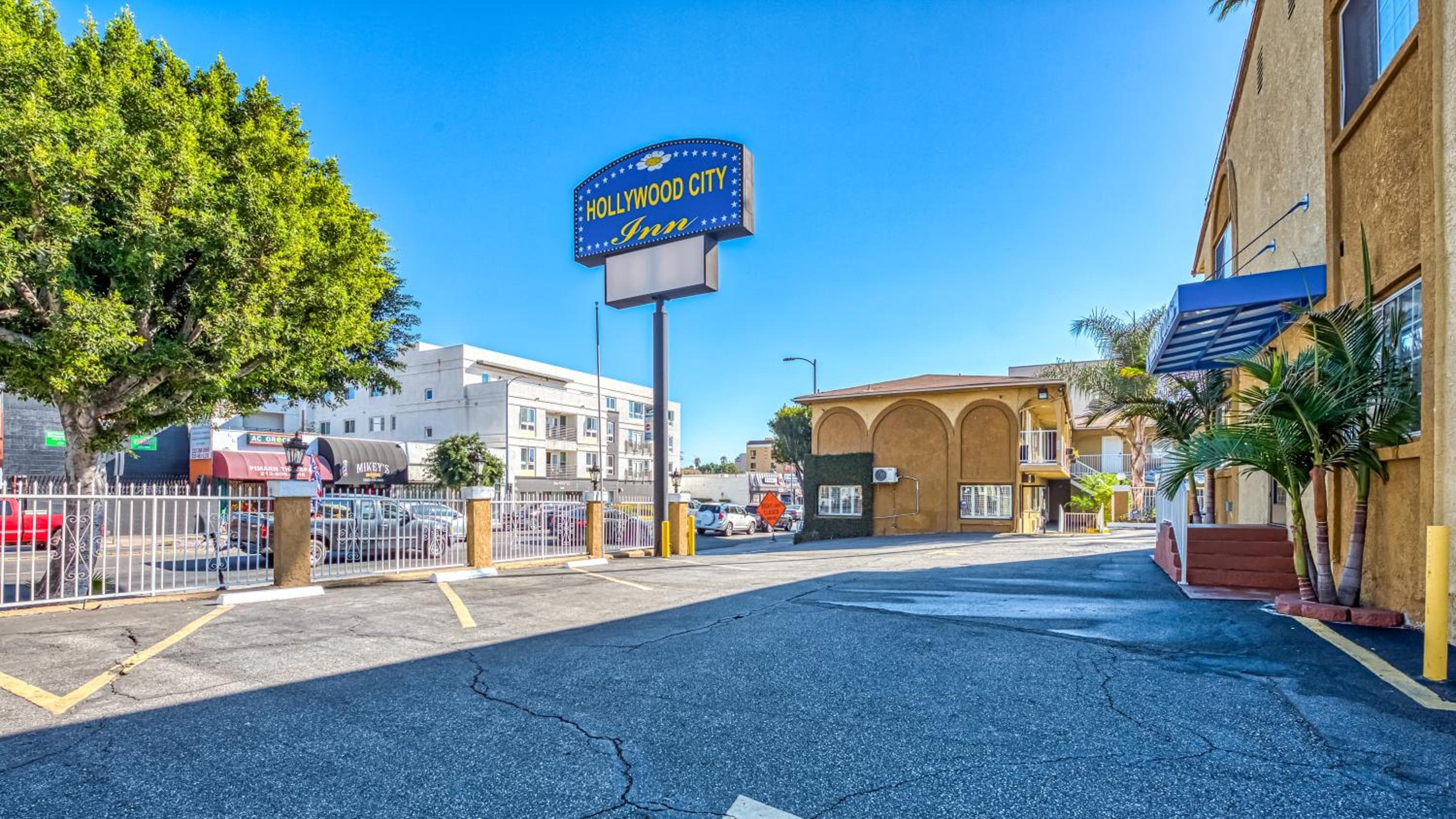 Hollywood City Inn — 16