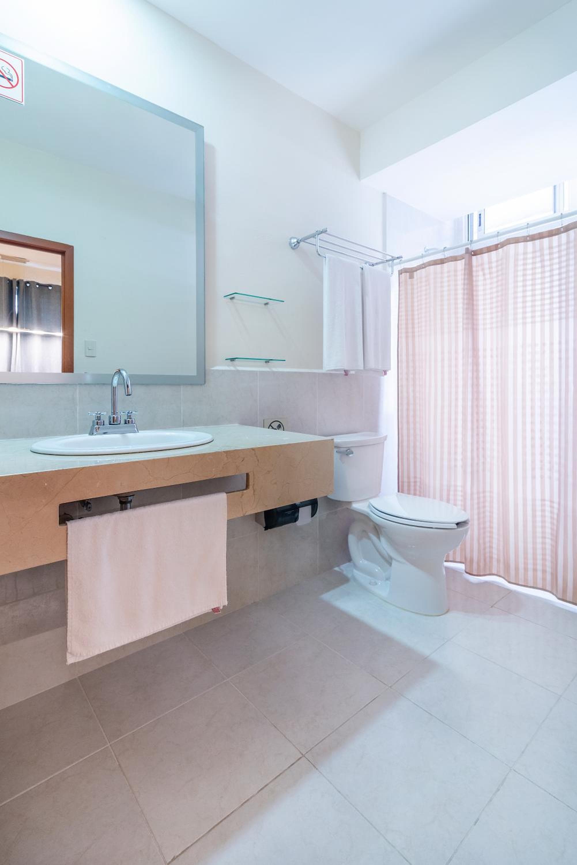 Hotel y Suites Nader — 4