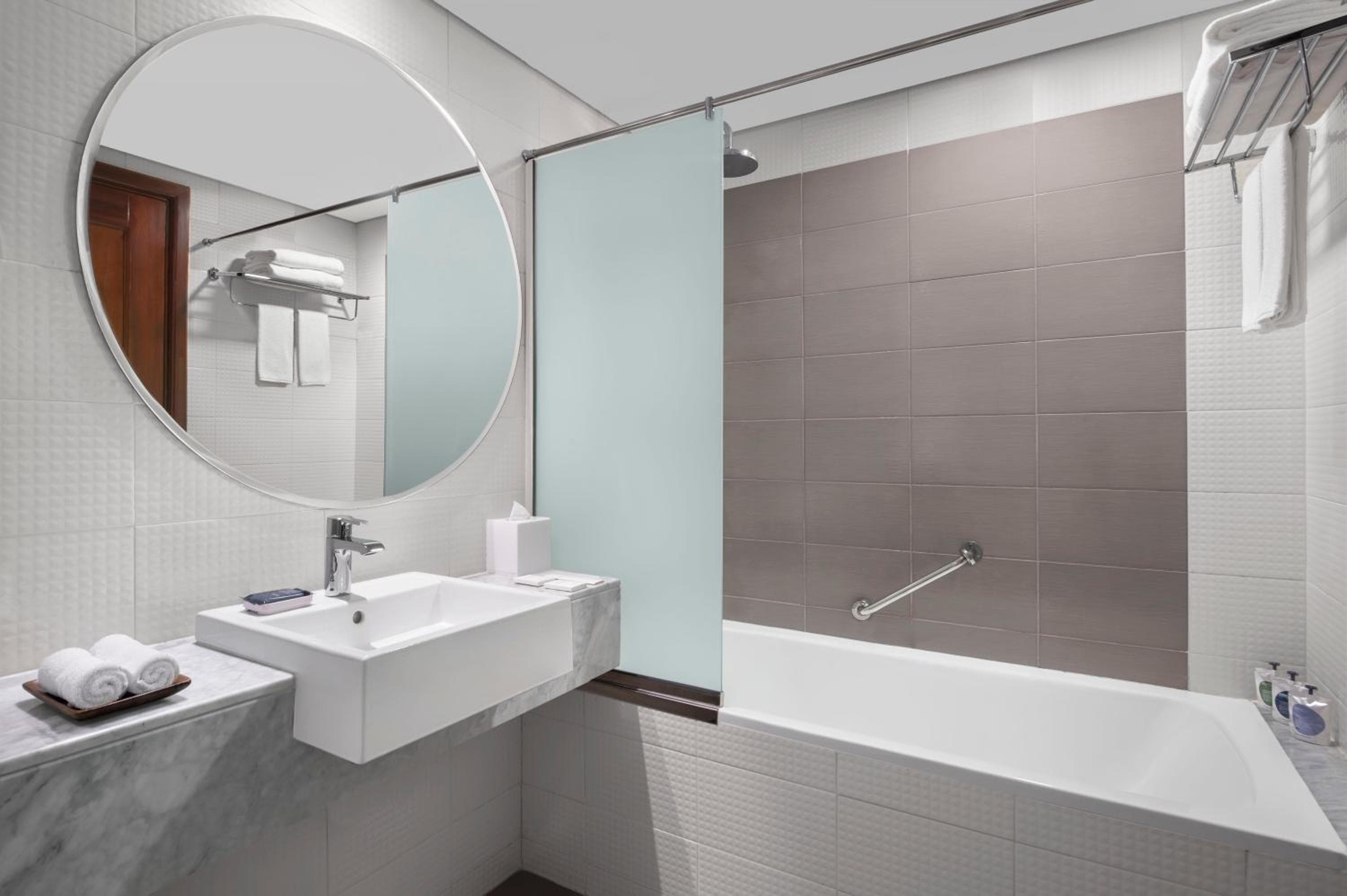 Leva Hotel and Suites, Opposite Downtown — 4