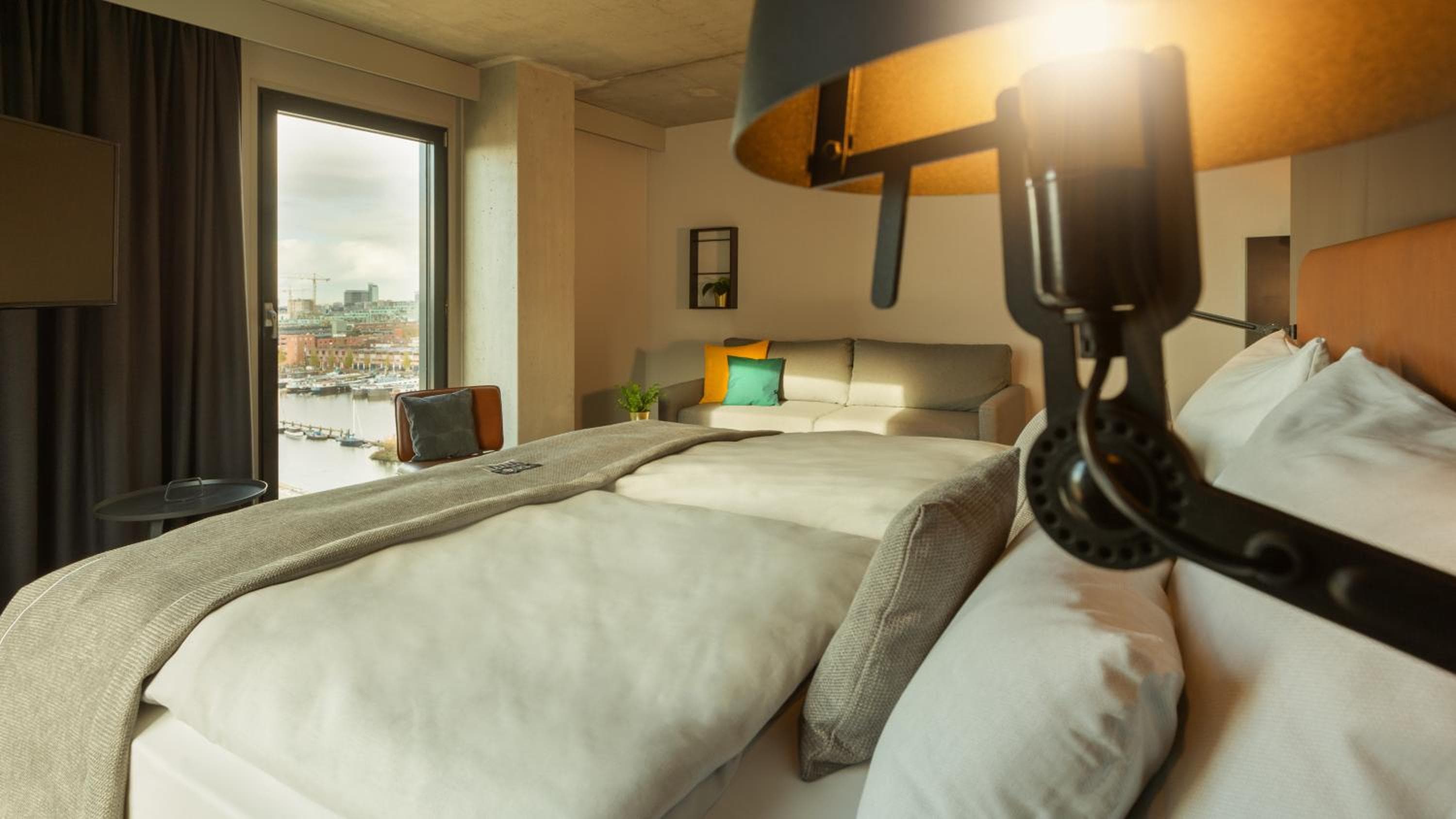 Holiday Inn - the niu, Fender Amsterdam — 18