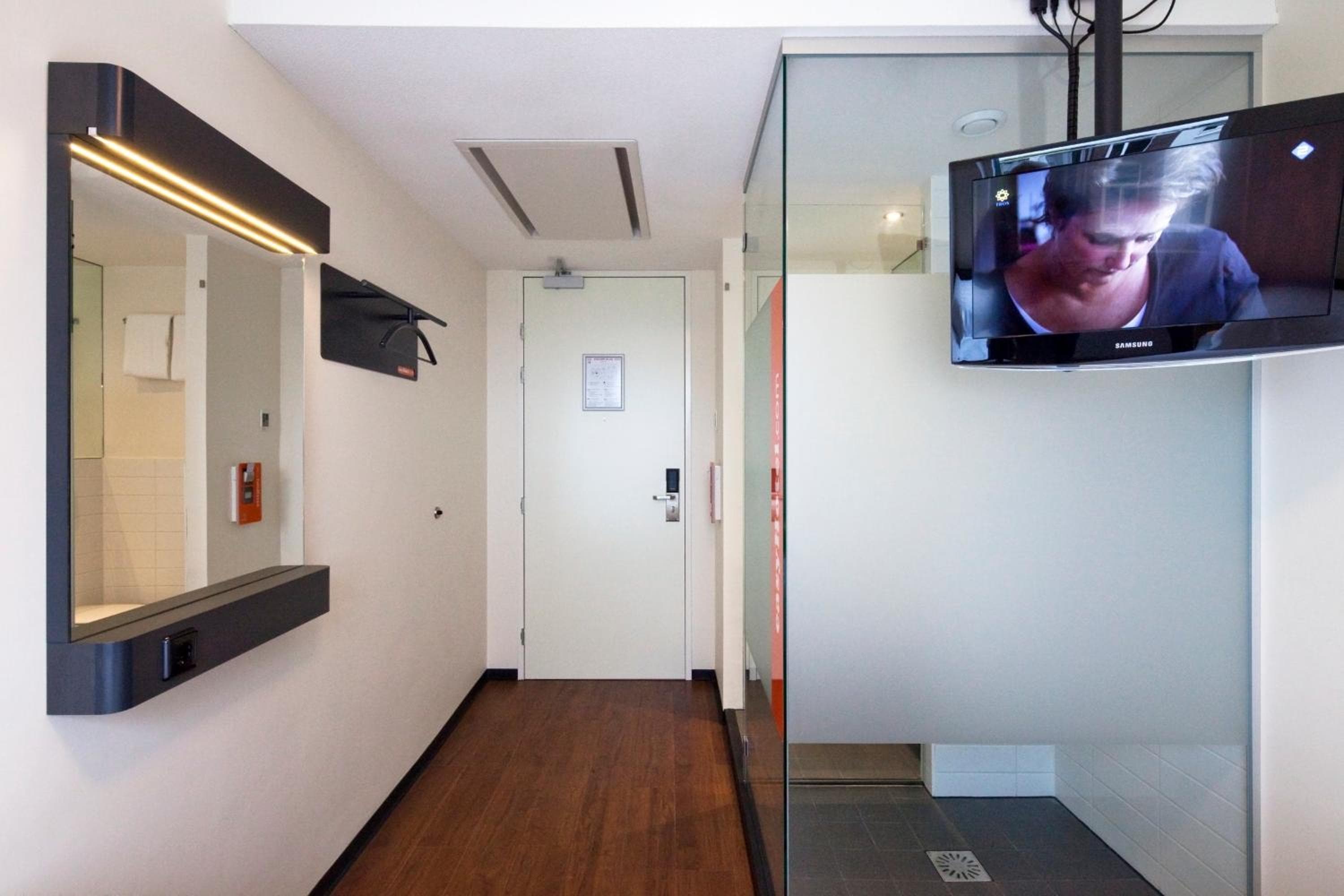 easyHotel Amsterdam City Centre South — 15