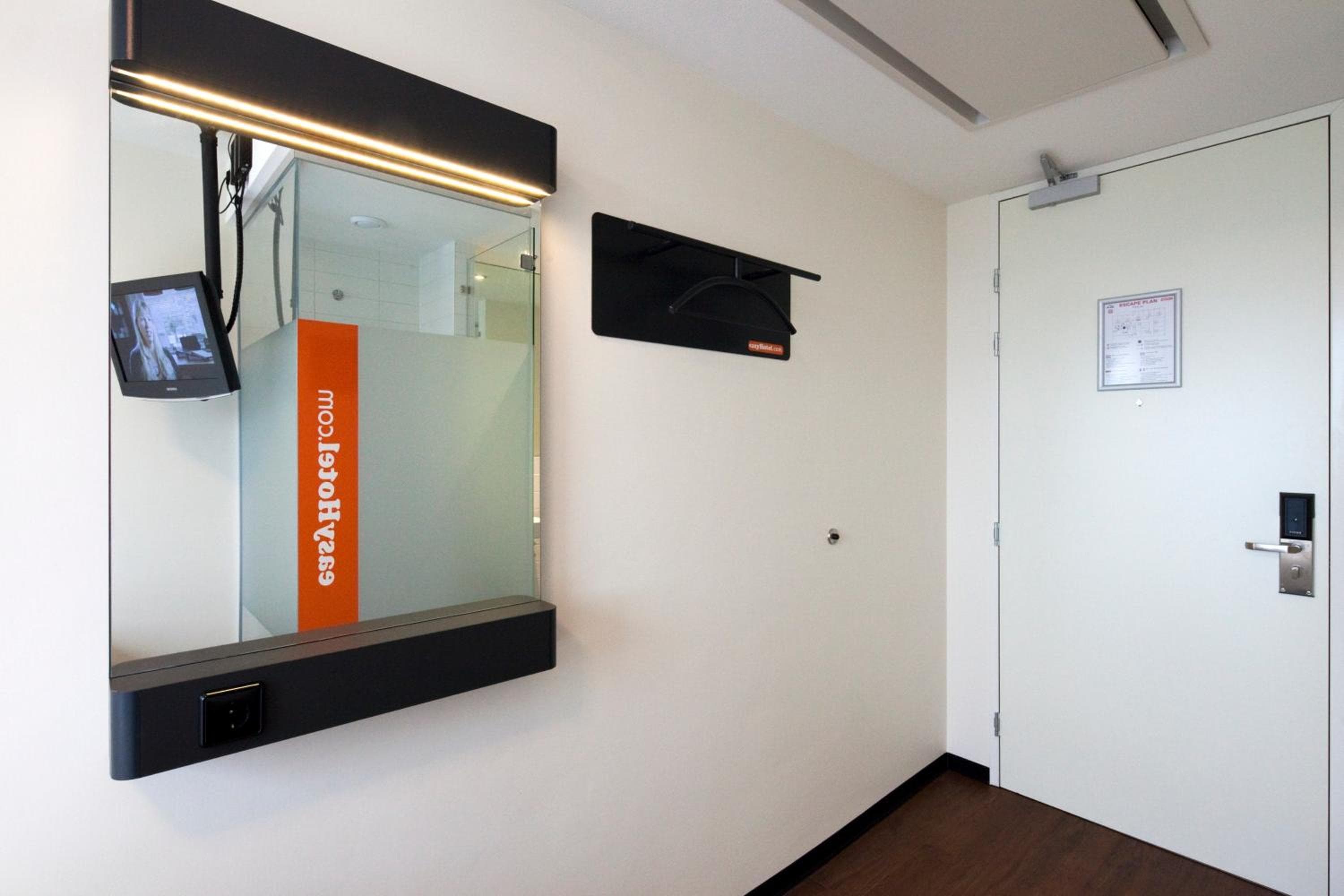 easyHotel Amsterdam City Centre South — 10