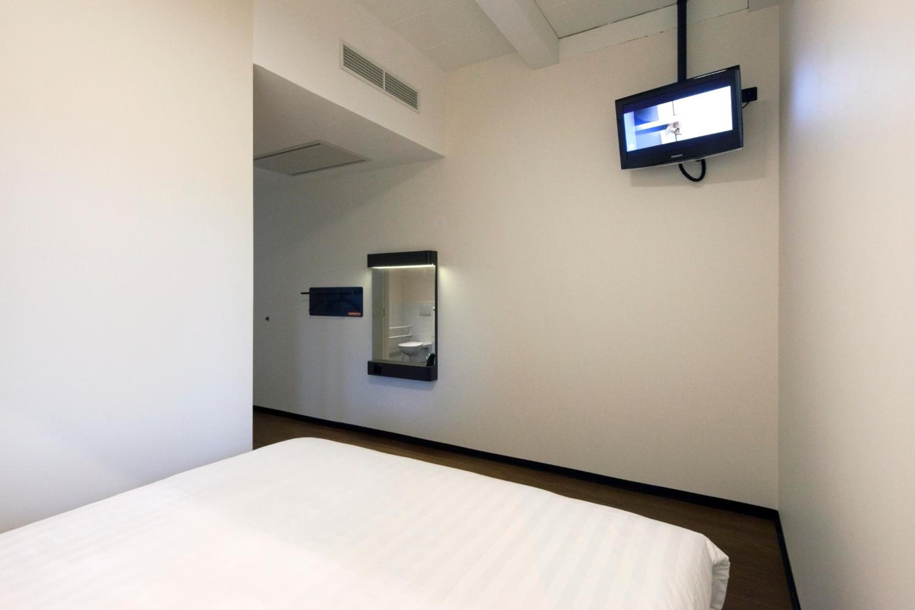 easyHotel Amsterdam City Centre South — 7