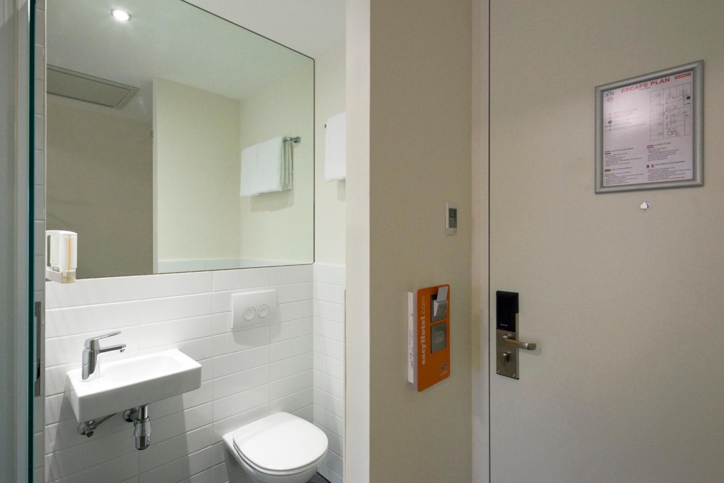 easyHotel Amsterdam City Centre South — 29