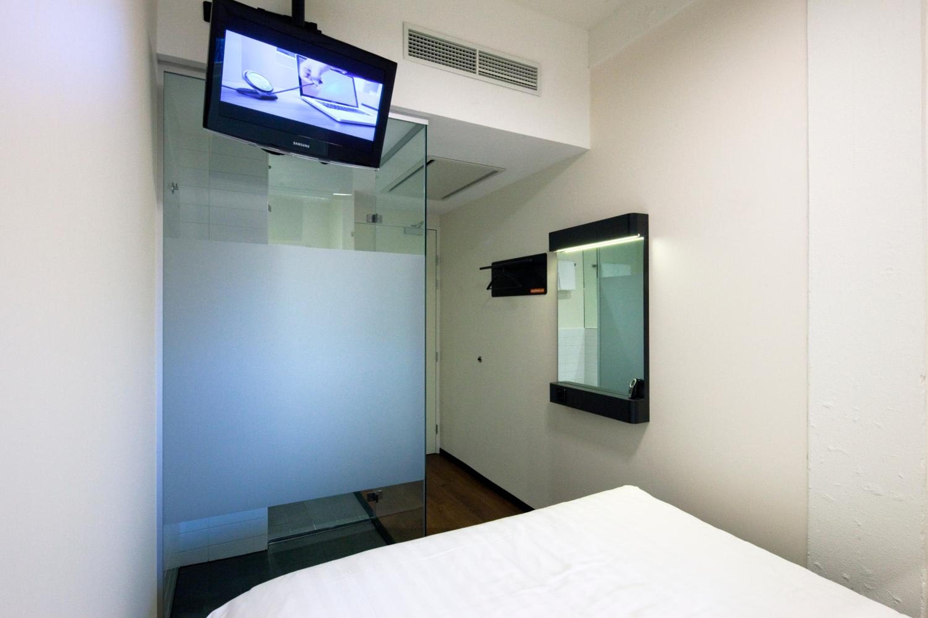 easyHotel Amsterdam City Centre South — 20