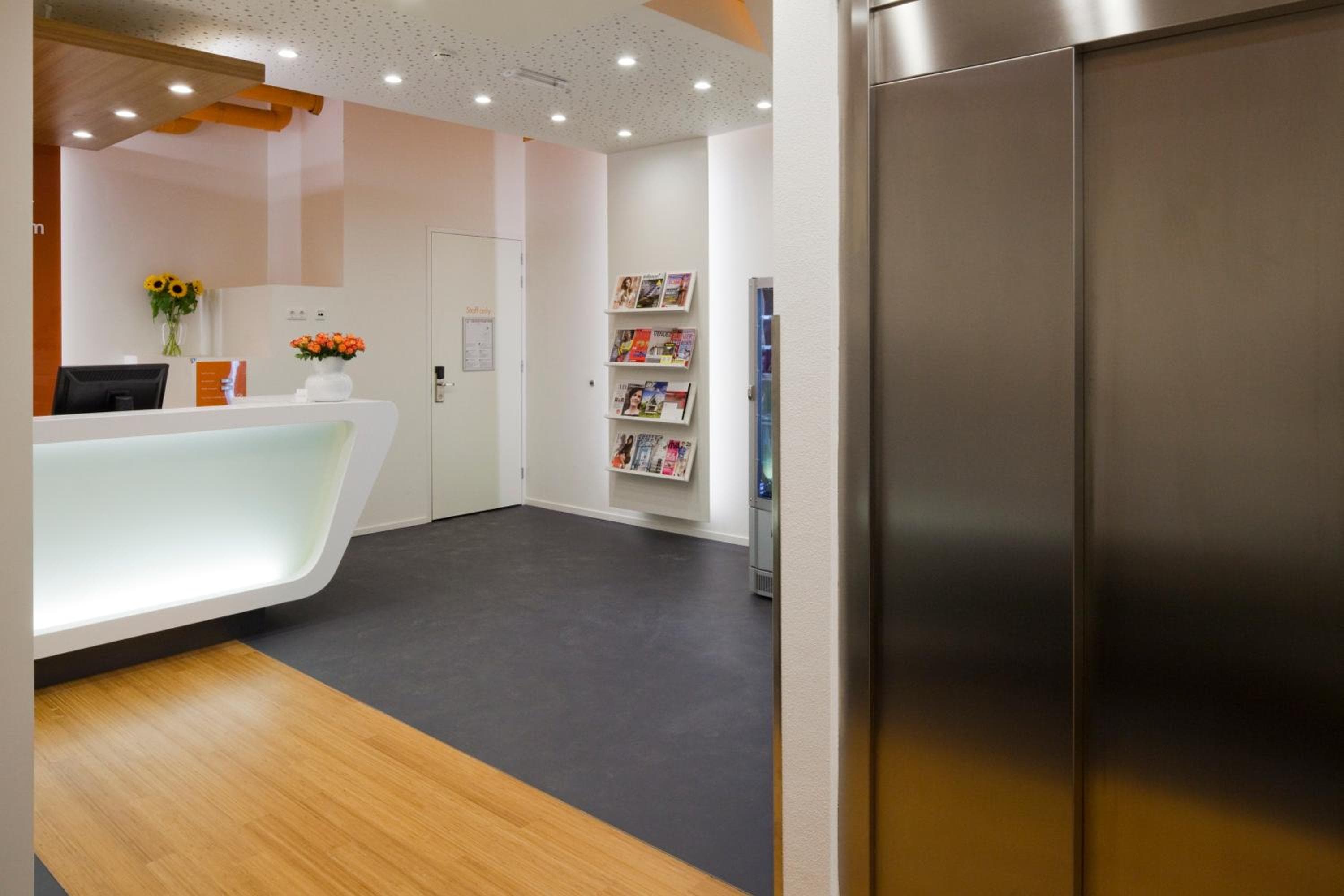 easyHotel Amsterdam City Centre South — 30