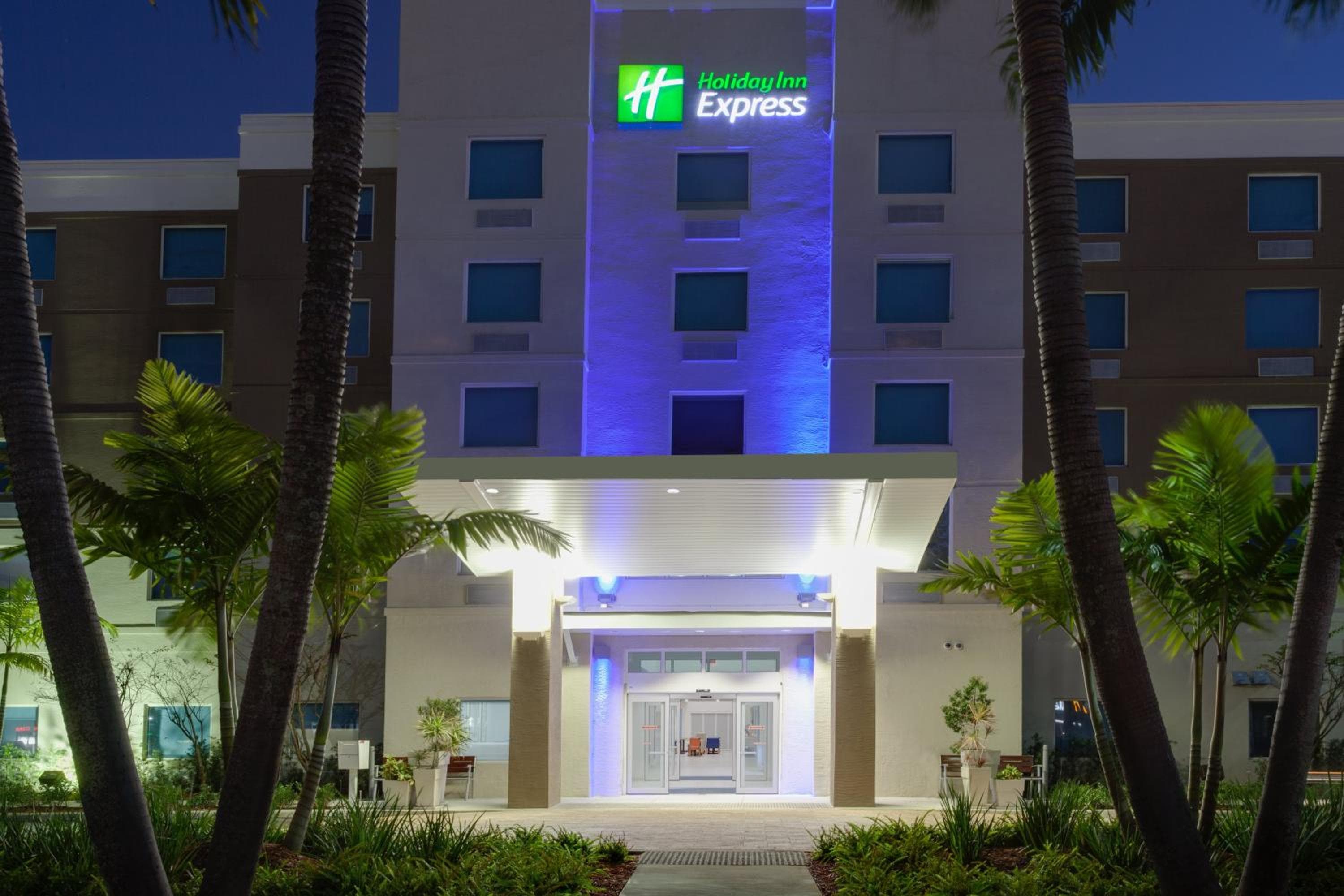 Holiday Inn Express Hotel & Suites Fort Lauderdale Airport/Cruise Port by IHG — 4