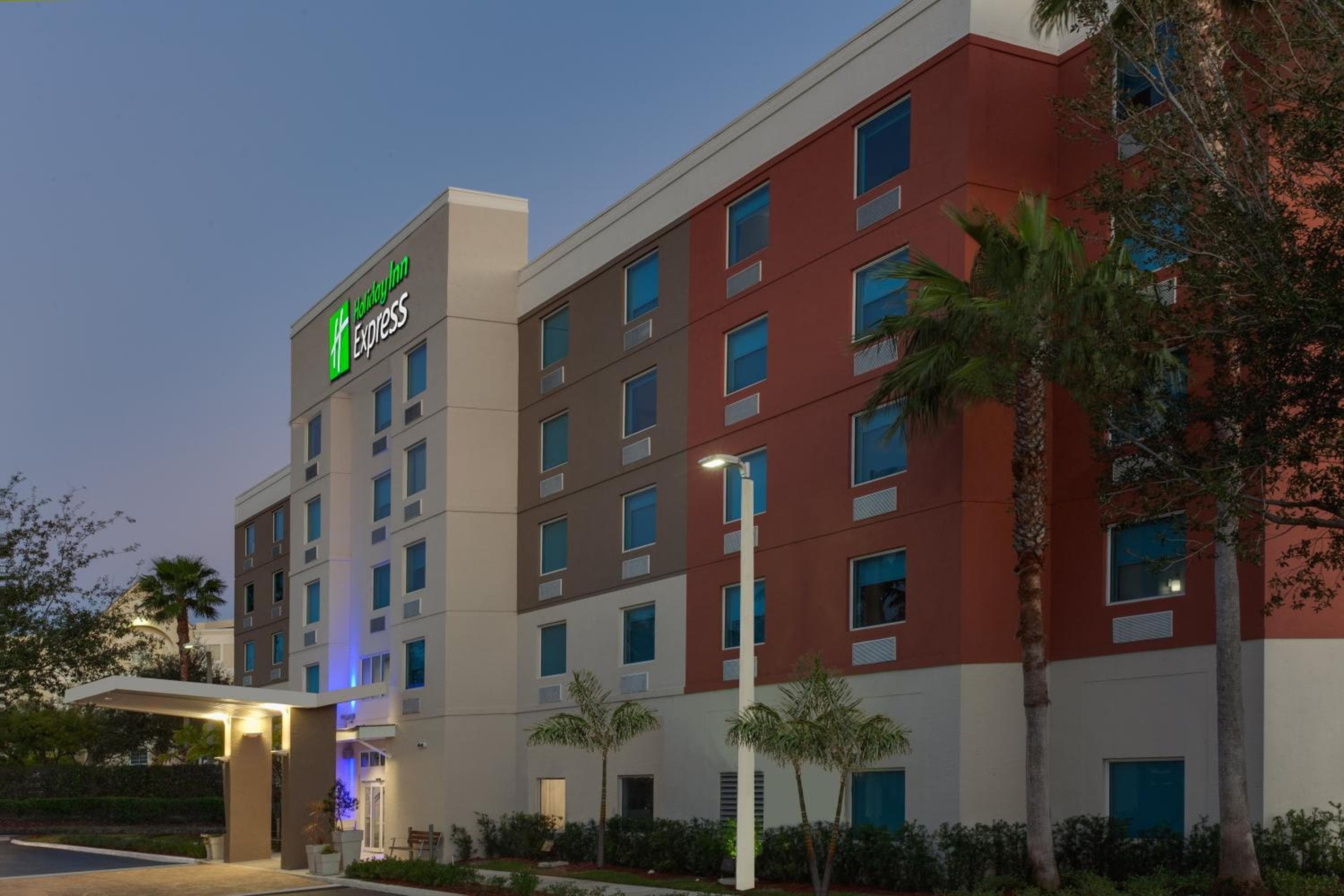 Holiday Inn Express Hotel & Suites Fort Lauderdale Airport/Cruise Port by IHG — 1