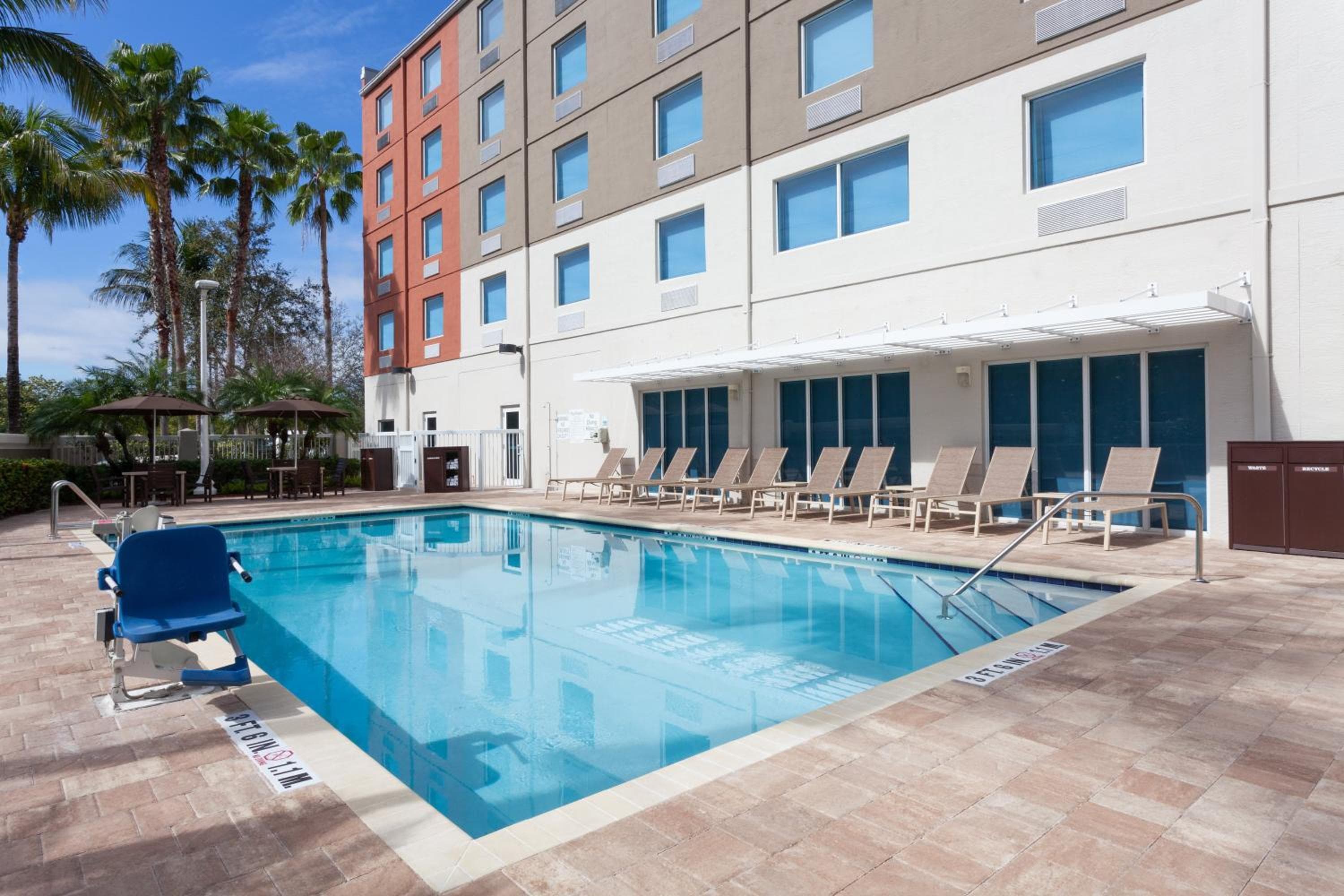 Holiday Inn Express Hotel & Suites Fort Lauderdale Airport/Cruise Port by IHG — 2