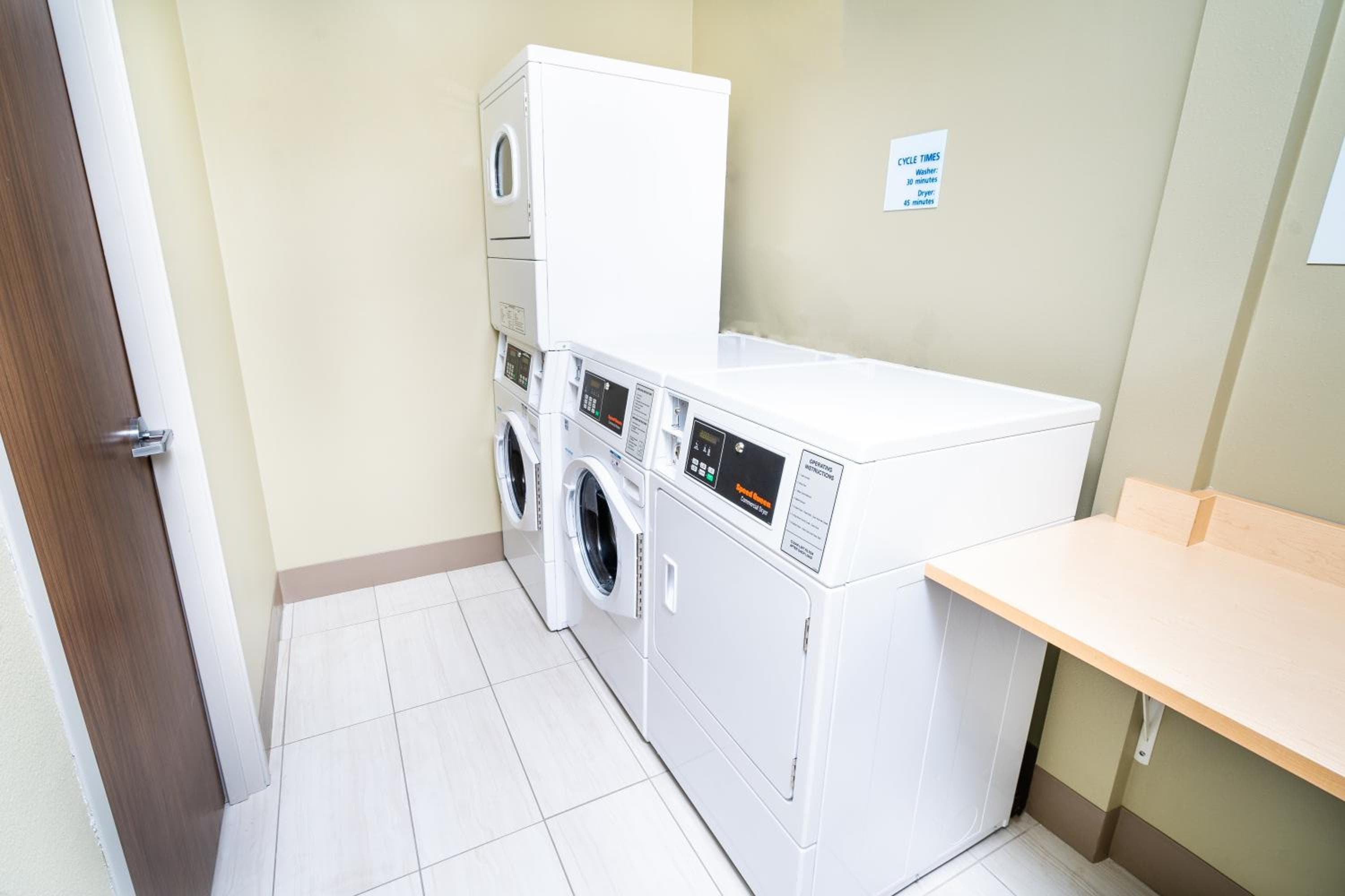 Holiday Inn Express & Suites Las Vegas SW Springvalley, un hotel IHG — 14