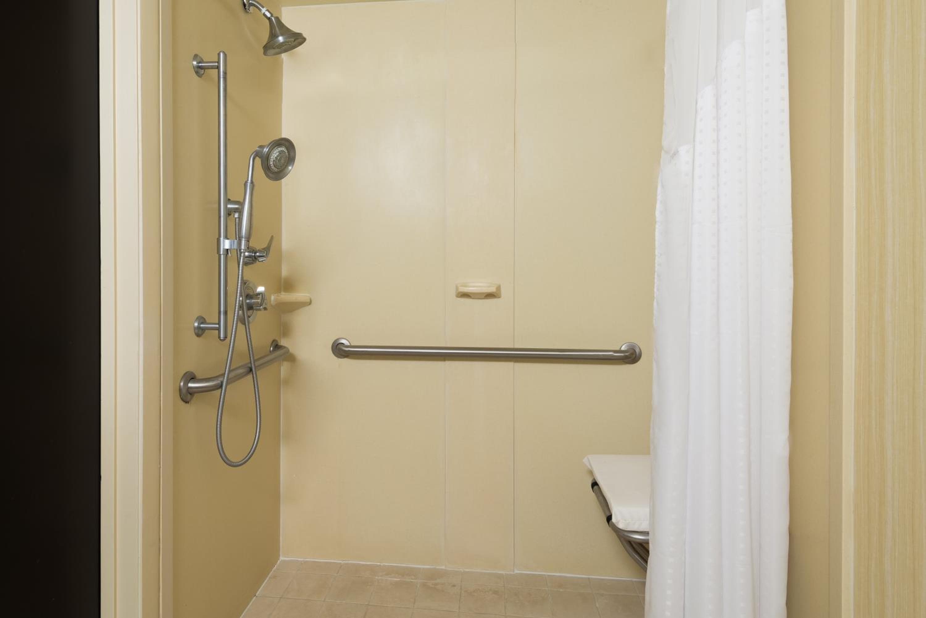 Holiday Inn Express Hotel & Suites Kendall East-Miami by IHG — 2