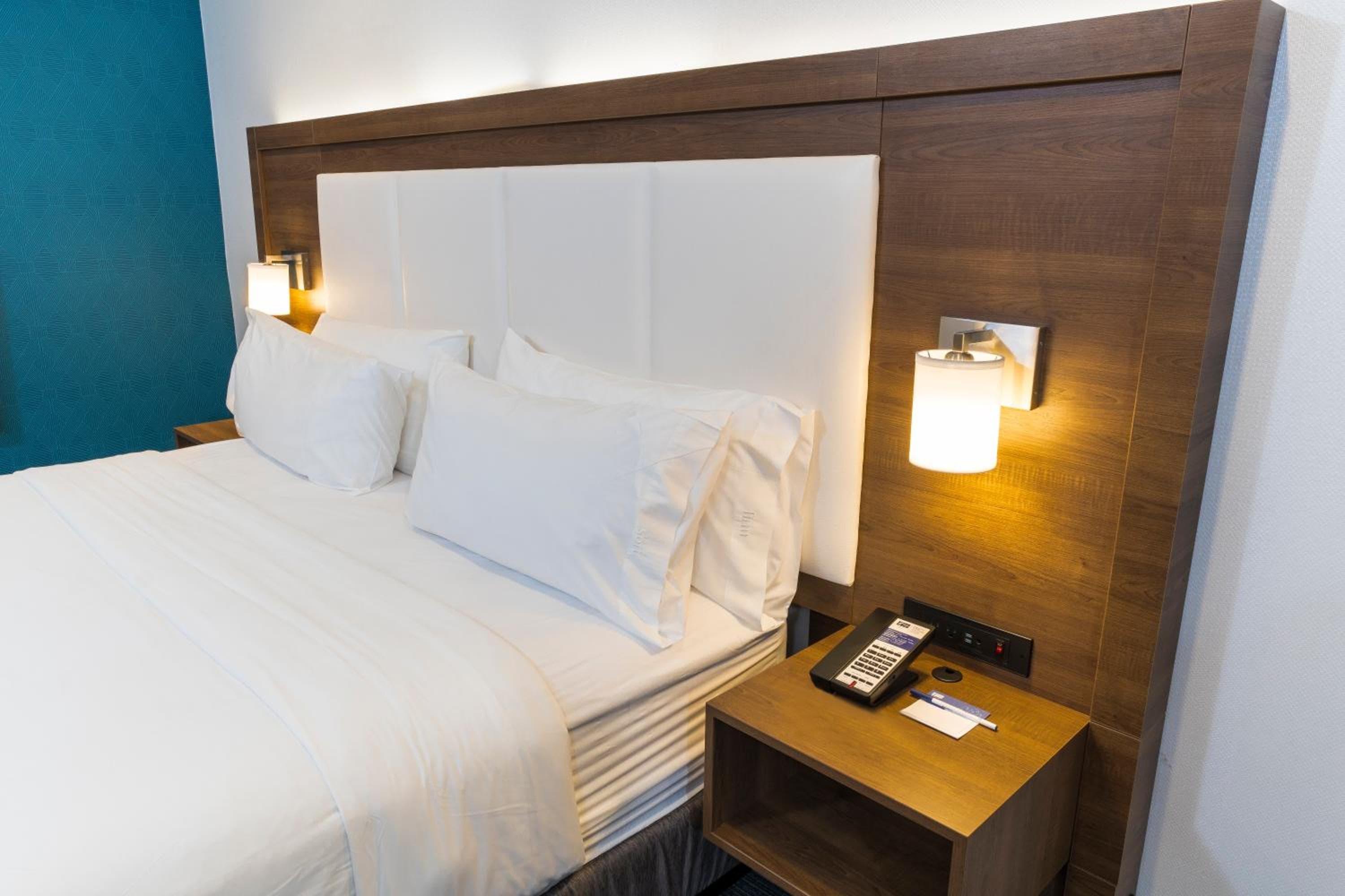 Holiday Inn Express Hollywood Walk of Fame by IHG — 11