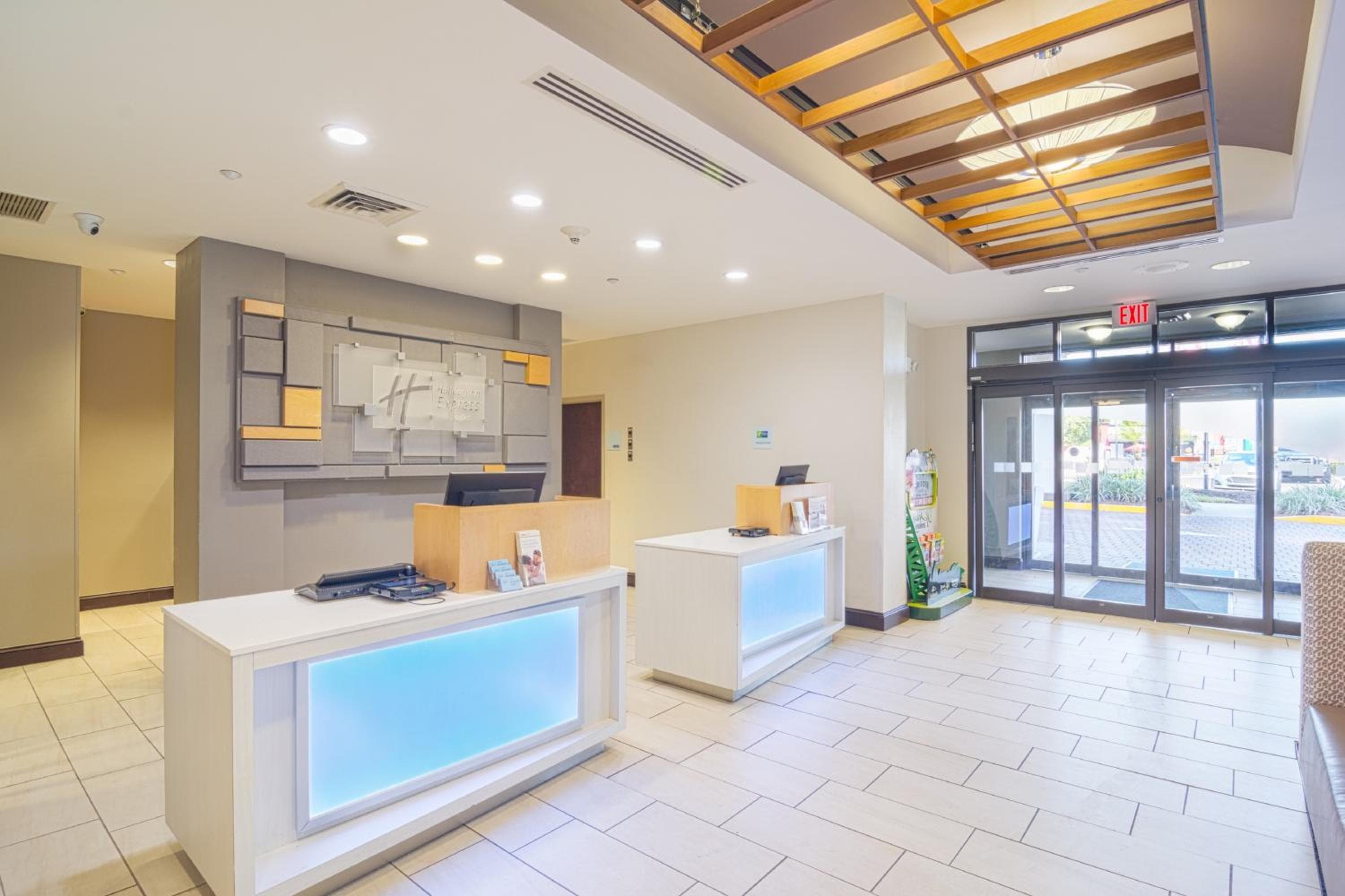 Holiday Inn Express Hotel & Suites Tampa-USF-Busch Gardens by IHG — 14
