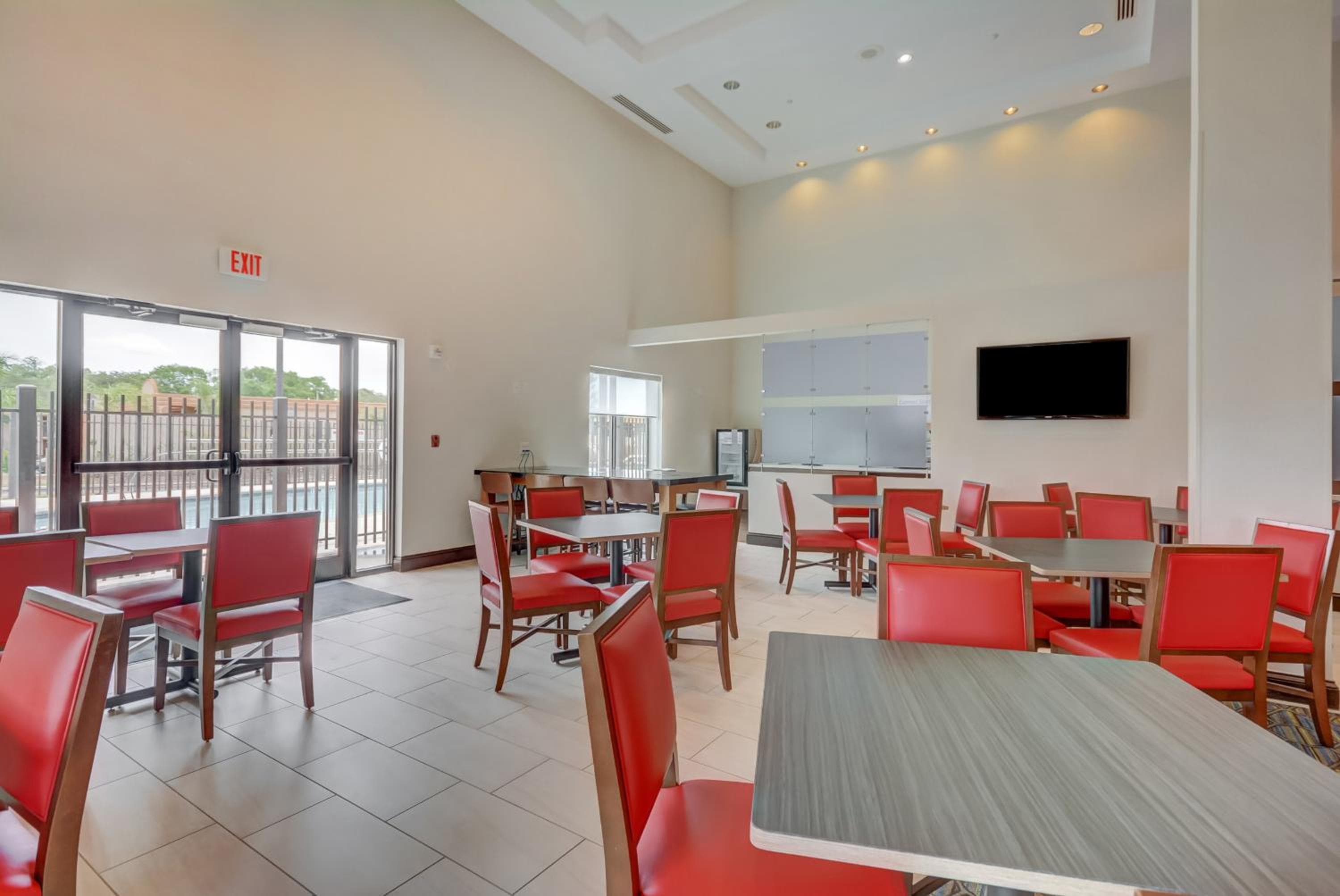 Holiday Inn Express Hotel & Suites Tampa-USF-Busch Gardens by IHG — 22