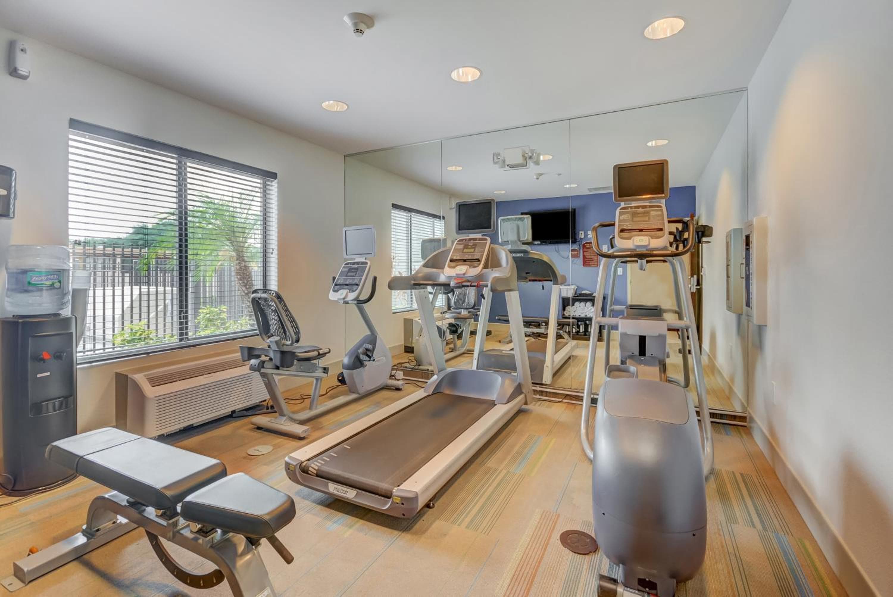 Holiday Inn Express Hotel & Suites Tampa-USF-Busch Gardens by IHG — 23