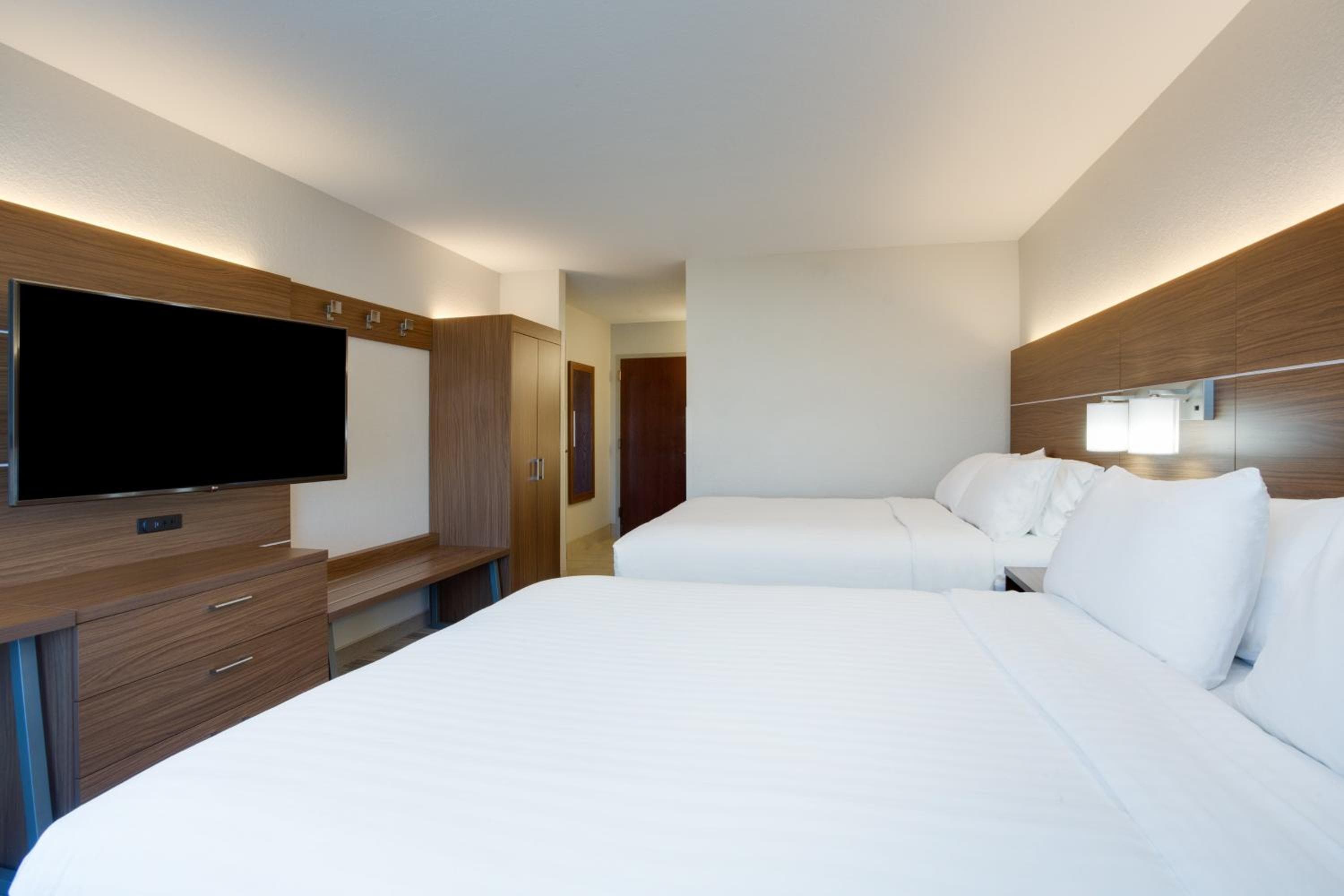 Holiday Inn Express Hotel & Suites Tampa-Fairgrounds-Casino by IHG — 14