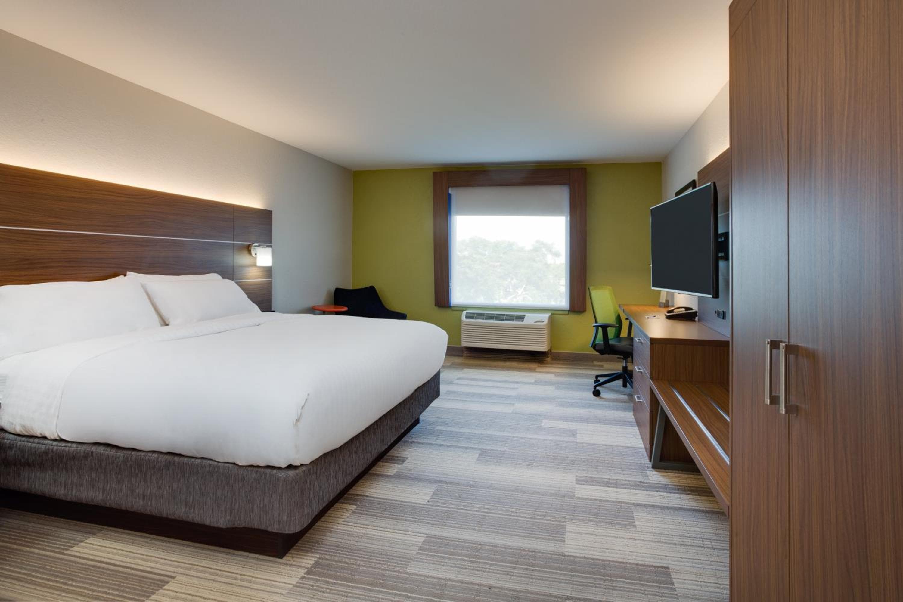 Holiday Inn Express Hotel & Suites Tampa-Fairgrounds-Casino by IHG — 7