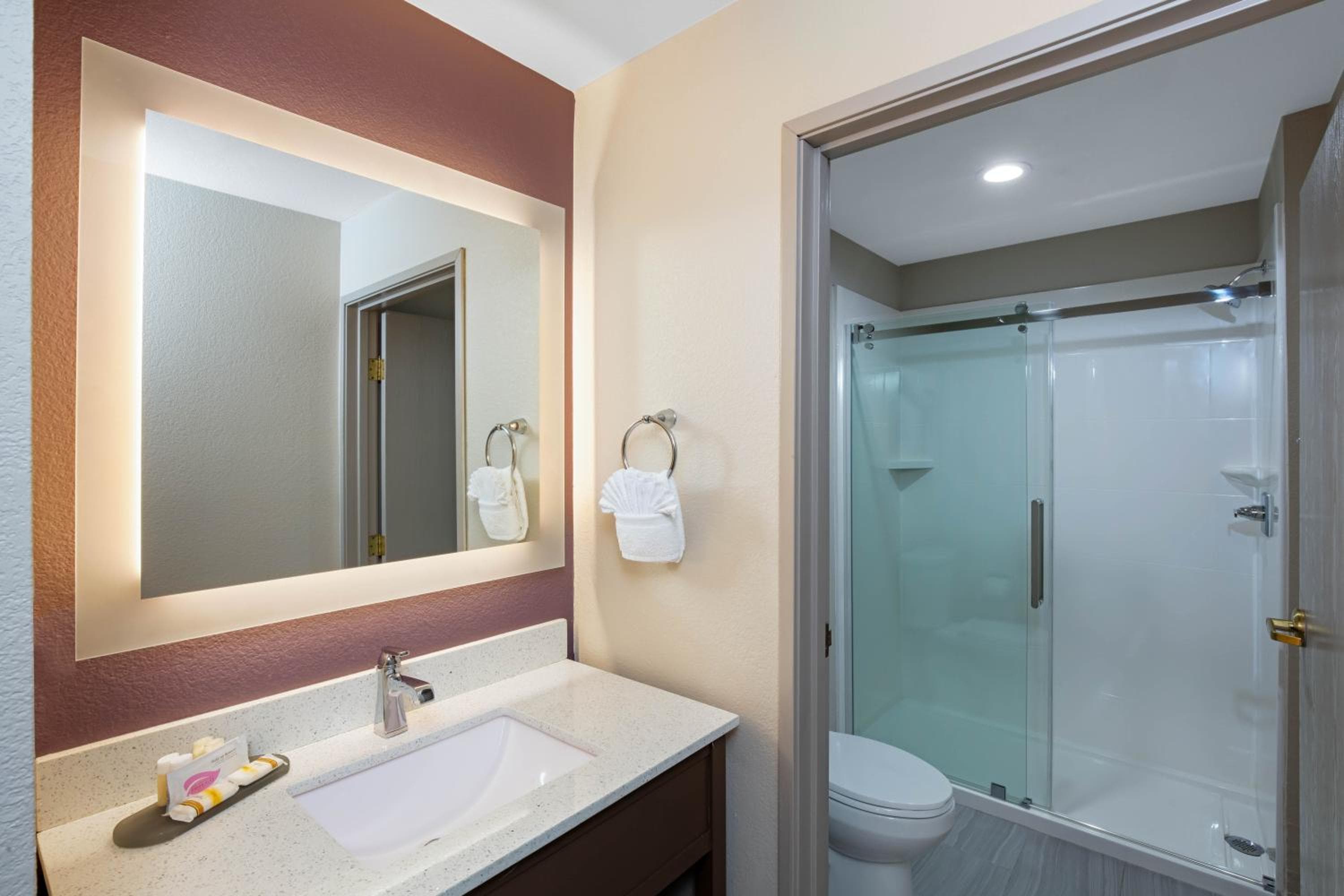 La Quinta Inn & Suites by Wyndham Las Vegas Nellis — 4