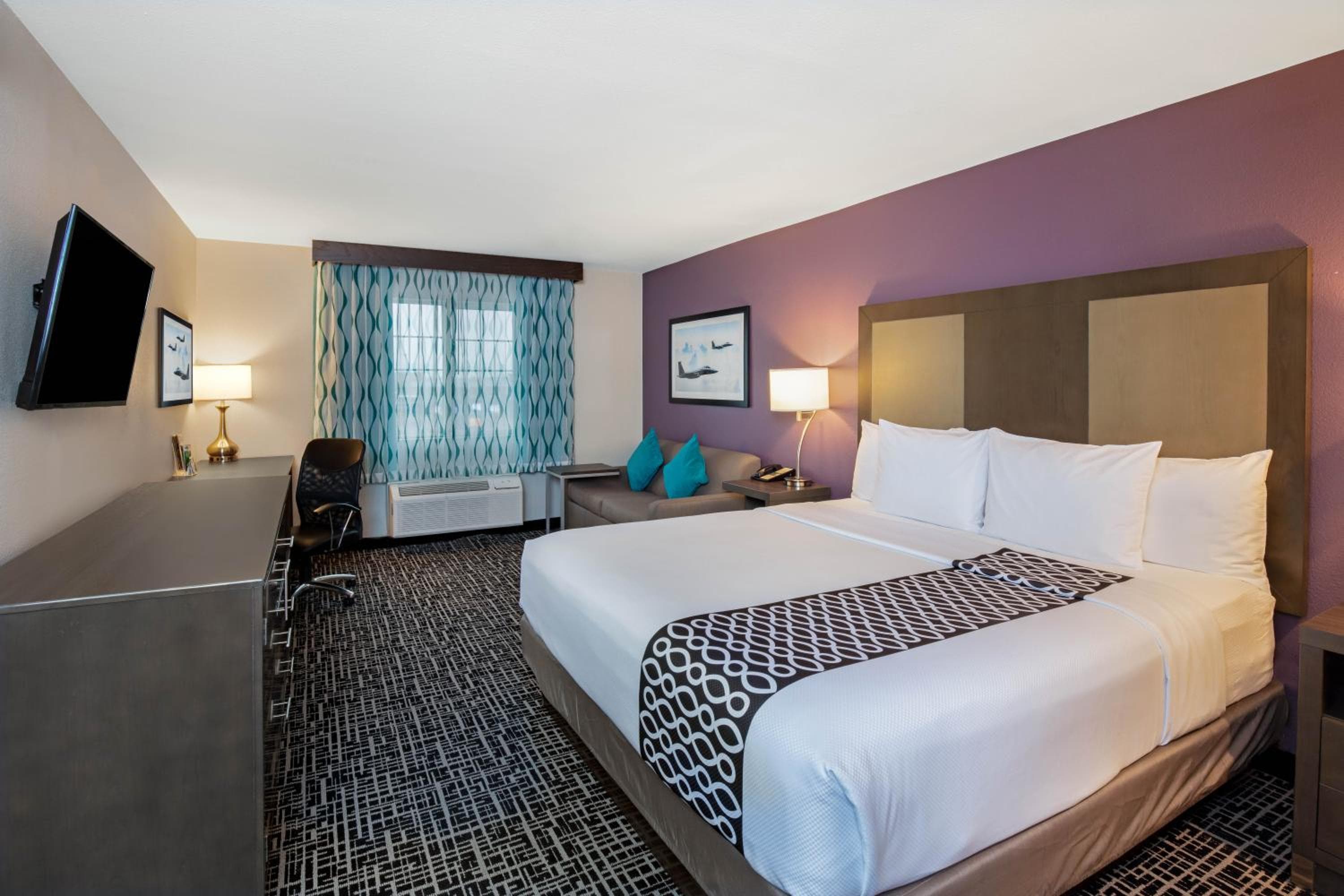 La Quinta Inn & Suites by Wyndham Las Vegas Nellis — 13