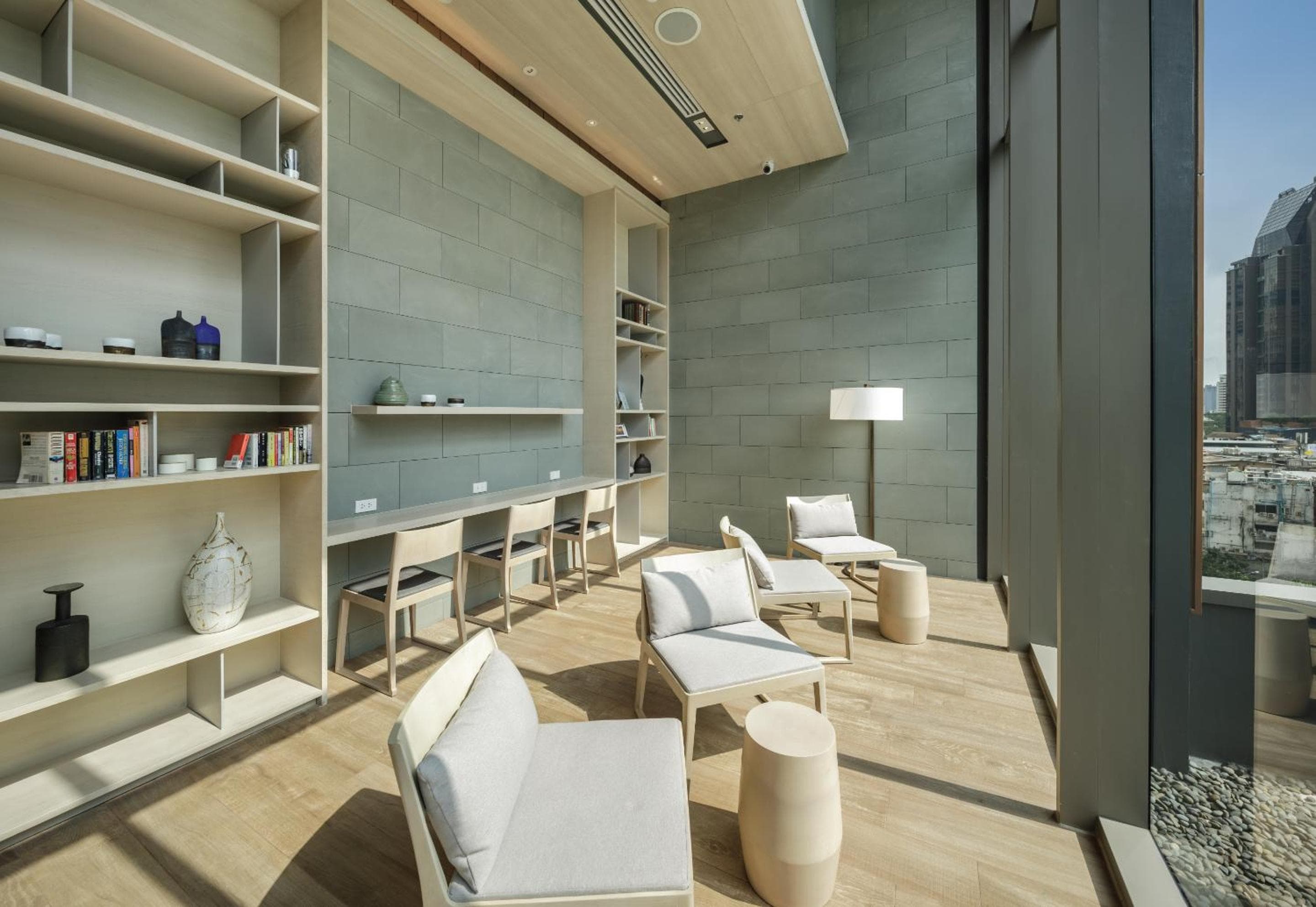 Oakwood Suites Bangkok — 12