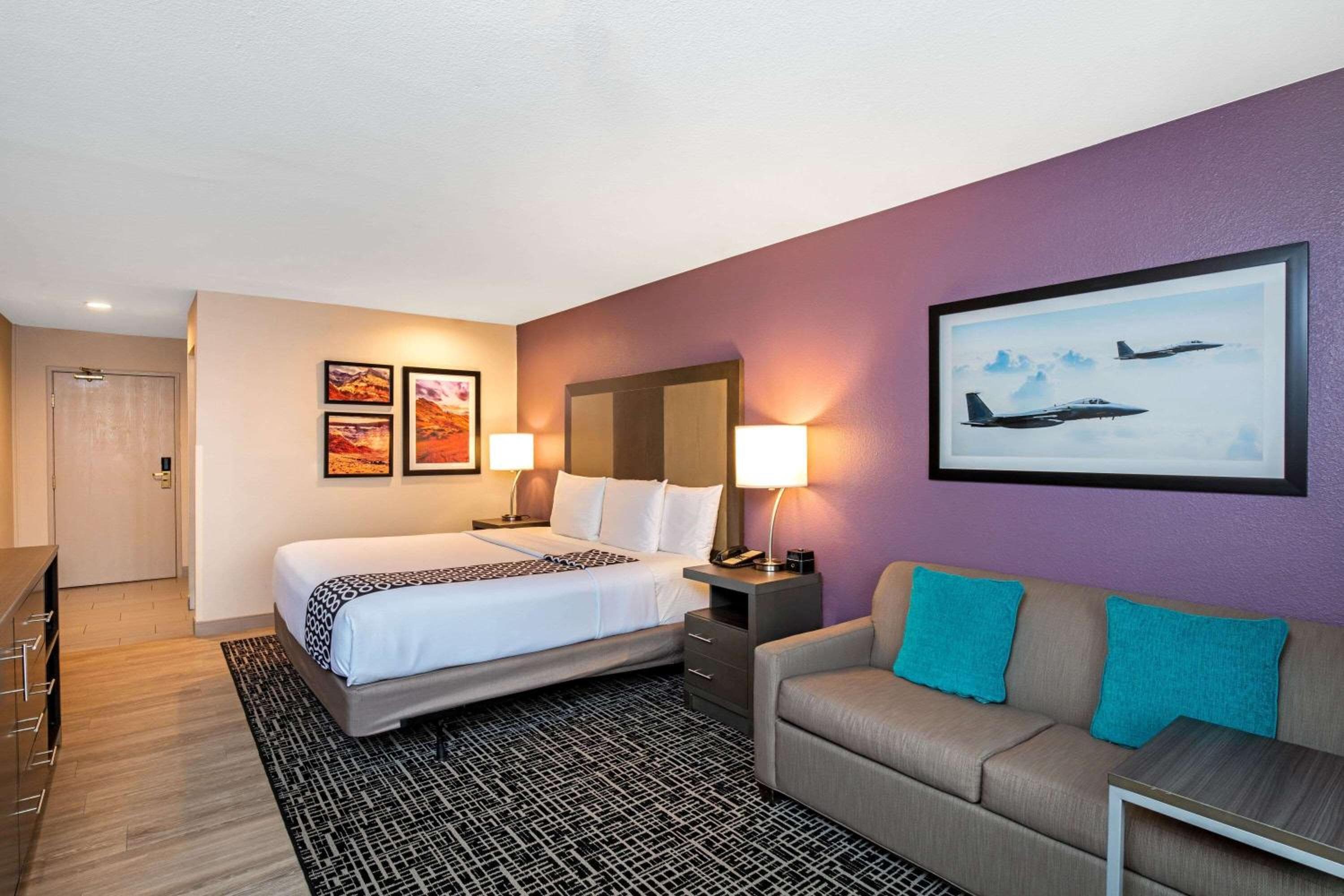 La Quinta Inn & Suites by Wyndham Las Vegas Nellis — 15