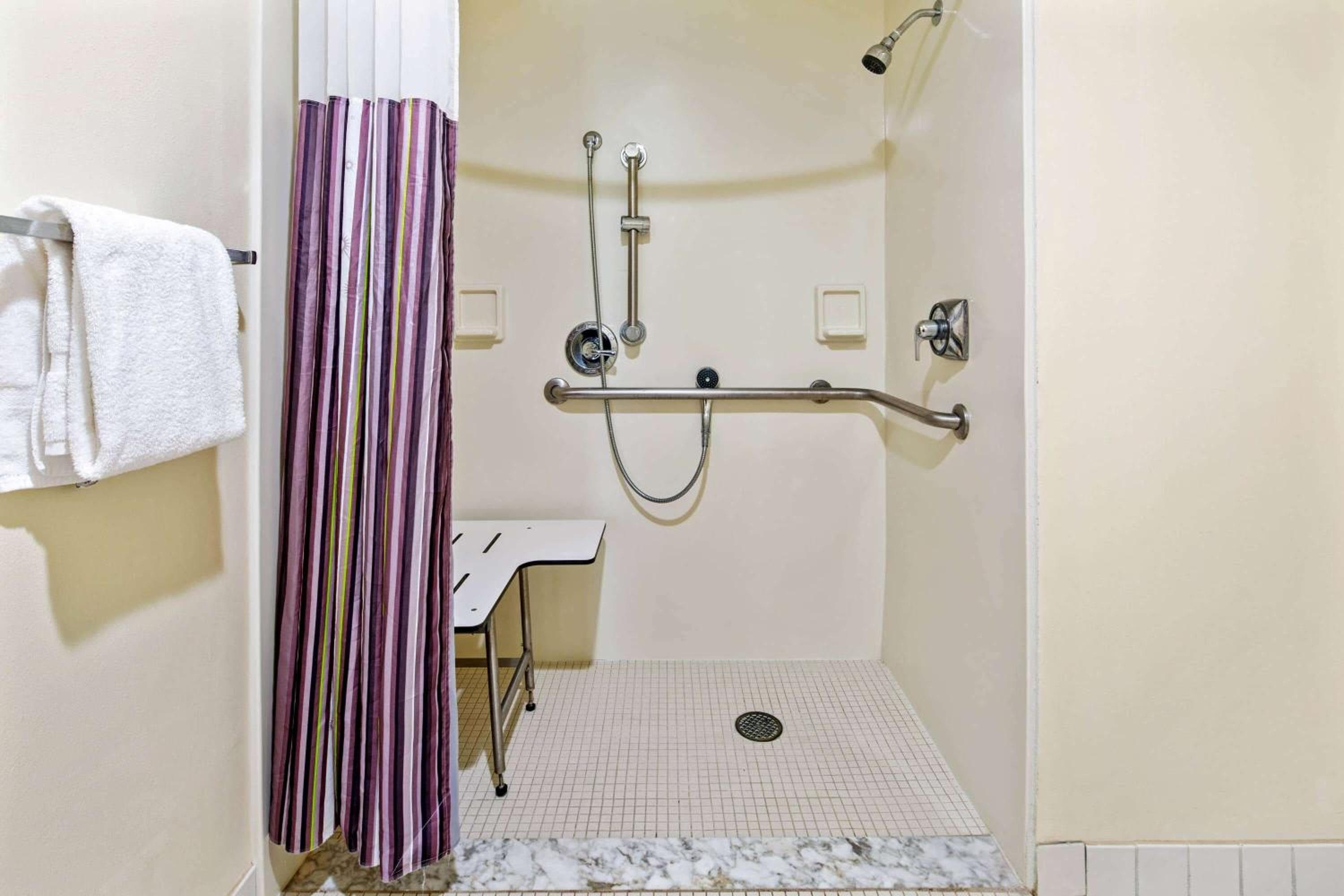 La Quinta Inn & Suites by Wyndham Sawgrass — 2
