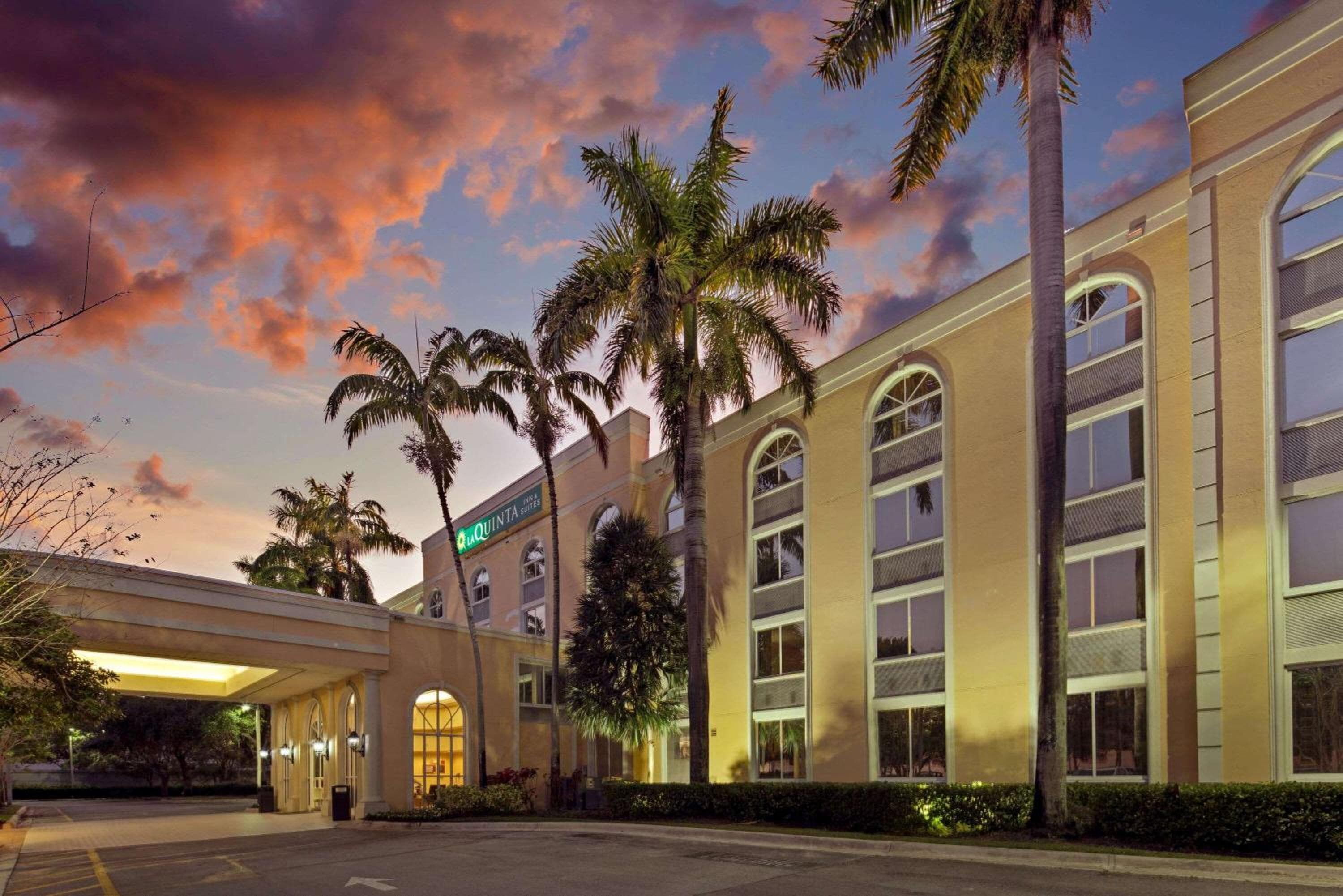 La Quinta Inn & Suites by Wyndham Sunrise — 1