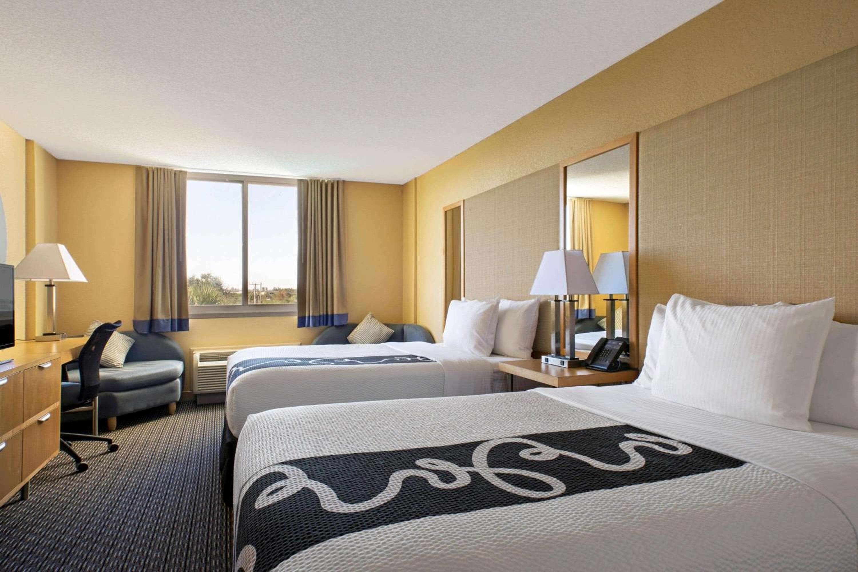 La Quinta Inn & Suites by Wyndham Sunrise — 4