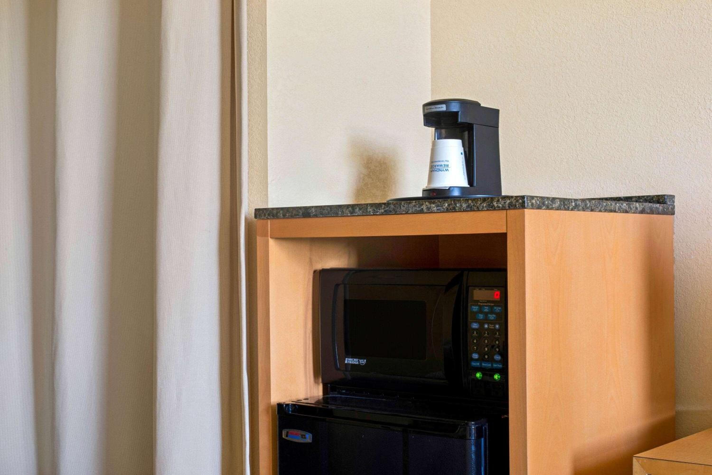 La Quinta Inn & Suites by Wyndham Sunrise — 2