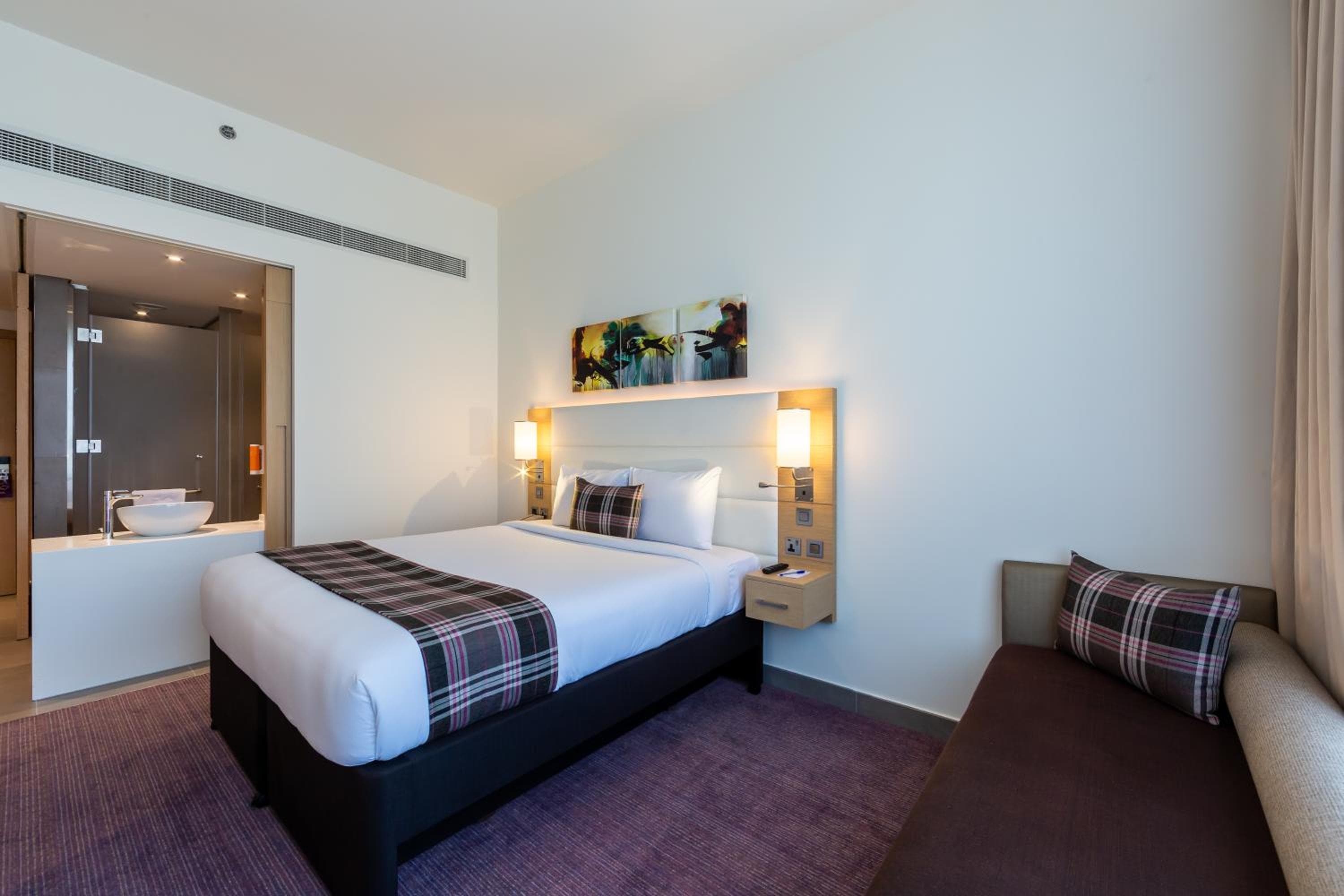 Premier Inn Dubai Dragon Mart — 16