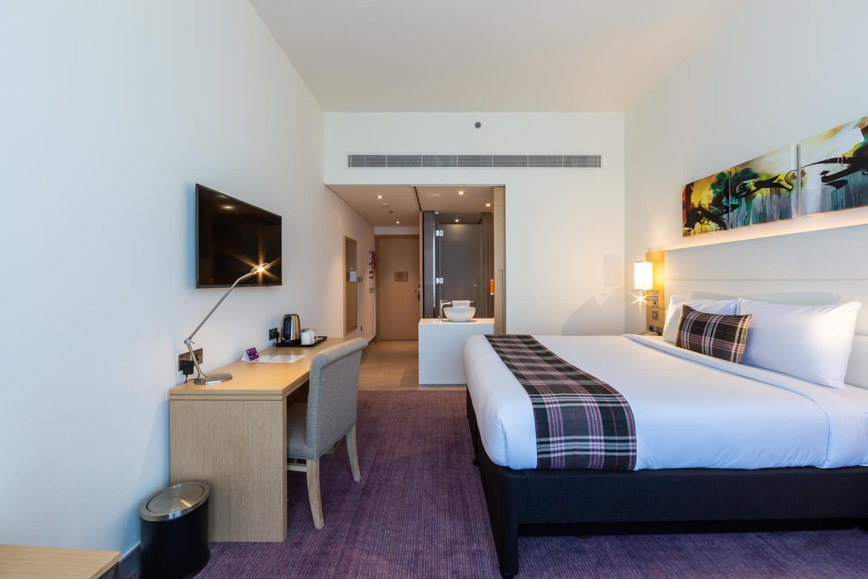 Premier Inn Dubai Dragon Mart — 15