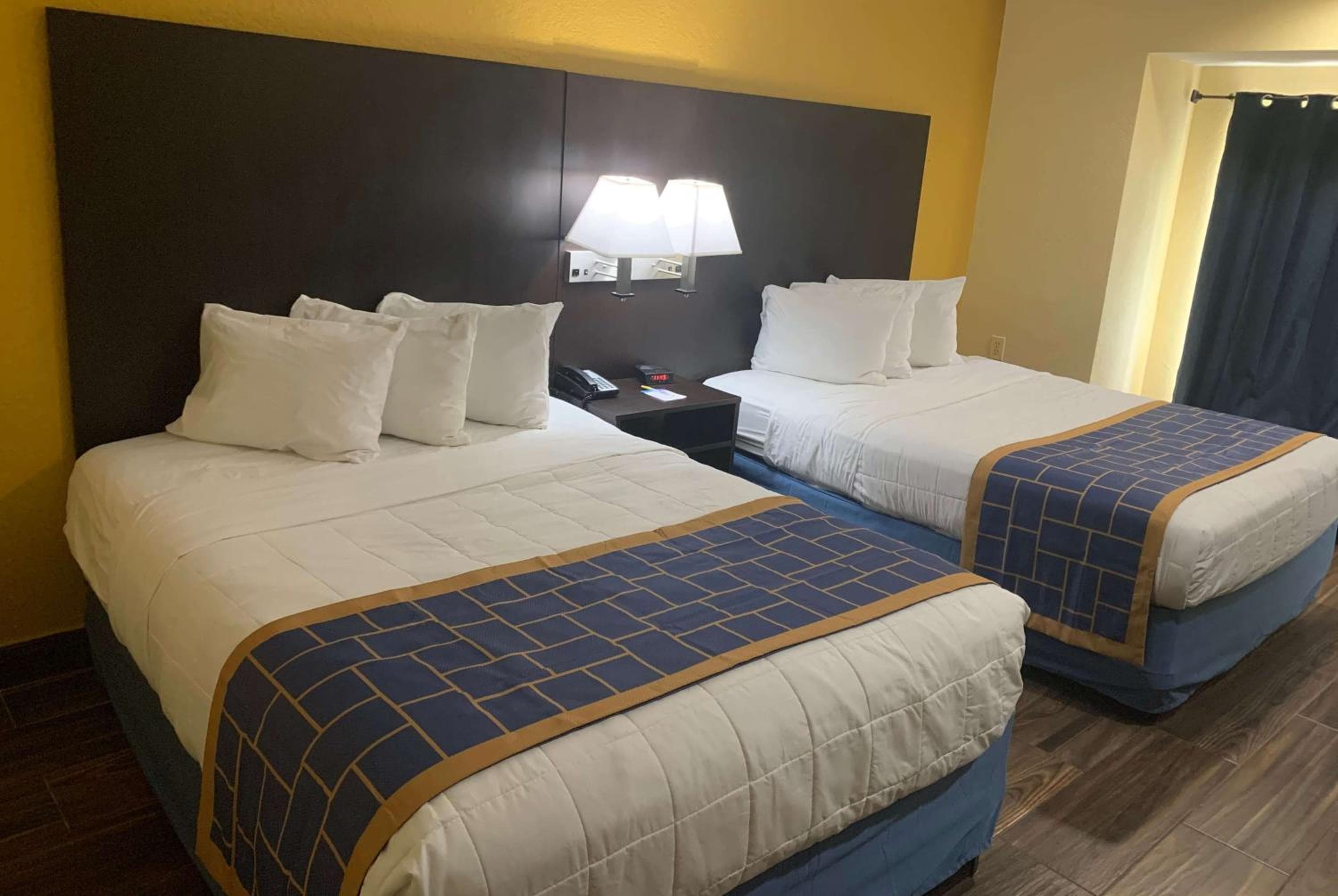 Days Inn & Suites by Wyndham Tampa/Raymond James Stadium — 5
