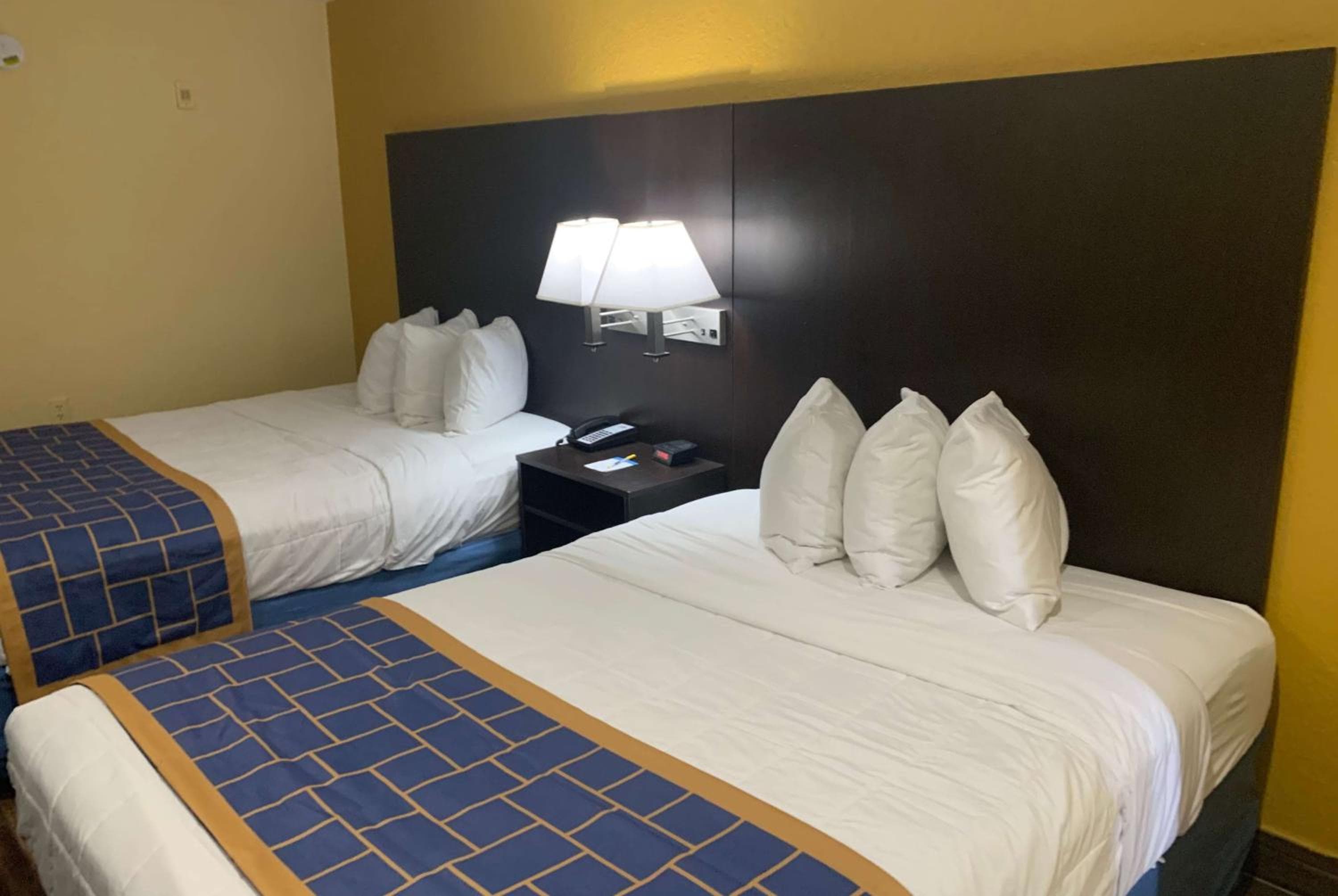 Days Inn & Suites by Wyndham Tampa/Raymond James Stadium — 4
