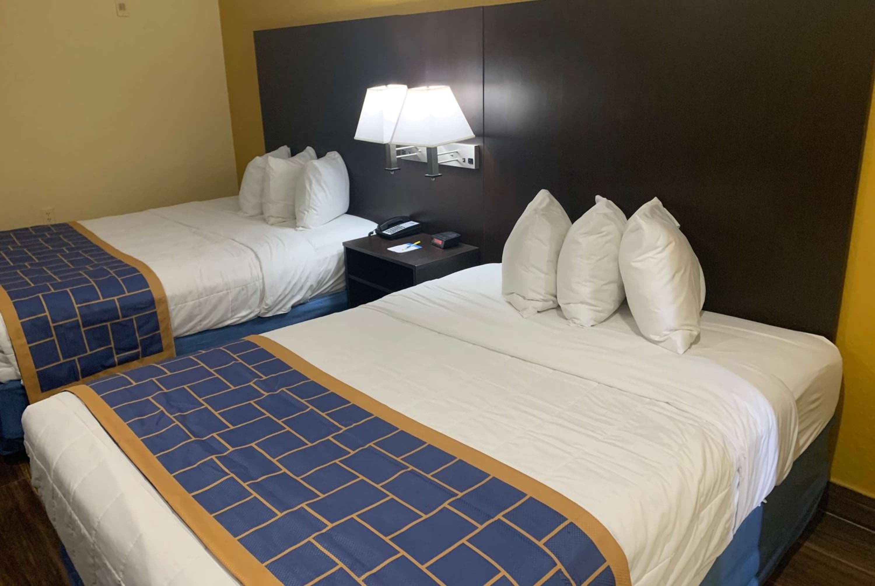 Days Inn & Suites by Wyndham Tampa/Raymond James Stadium — 6