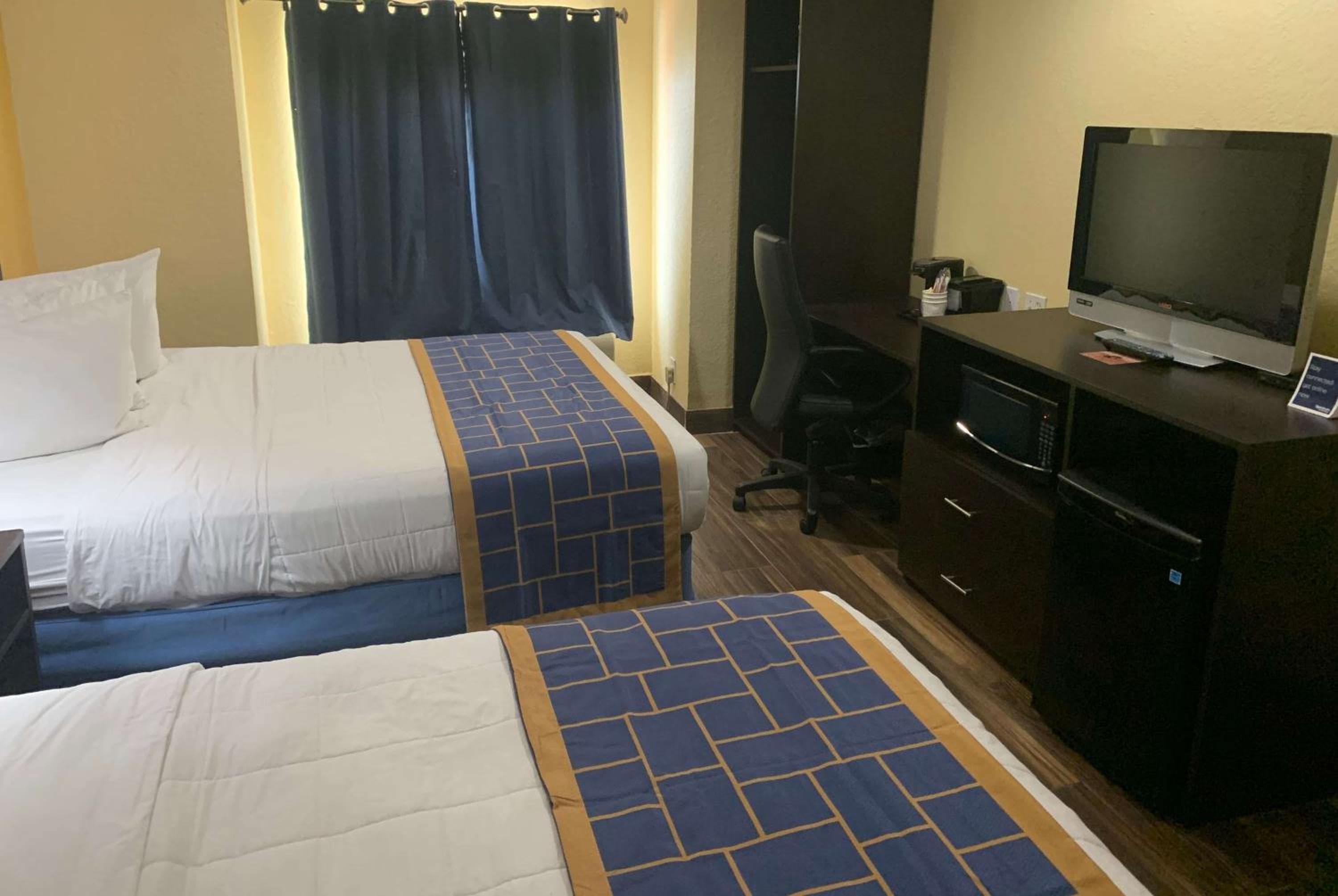 Days Inn & Suites by Wyndham Tampa/Raymond James Stadium — 7