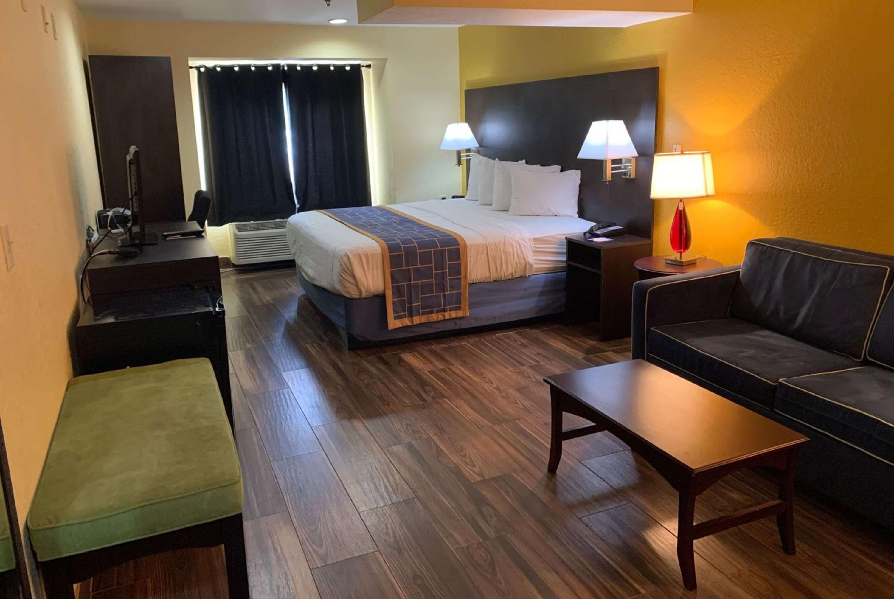 Days Inn & Suites by Wyndham Tampa/Raymond James Stadium — 8