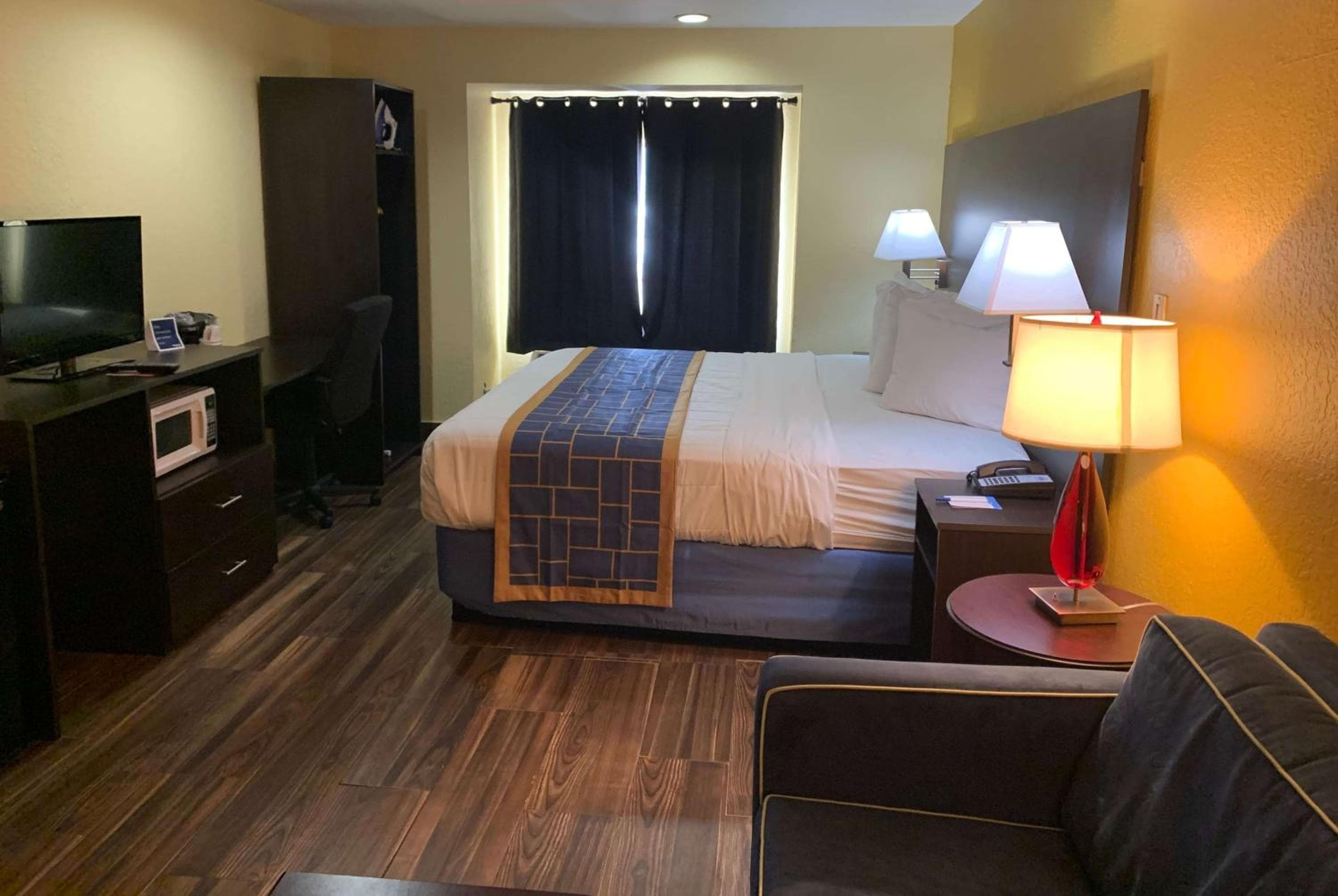 Days Inn & Suites by Wyndham Tampa/Raymond James Stadium — 11
