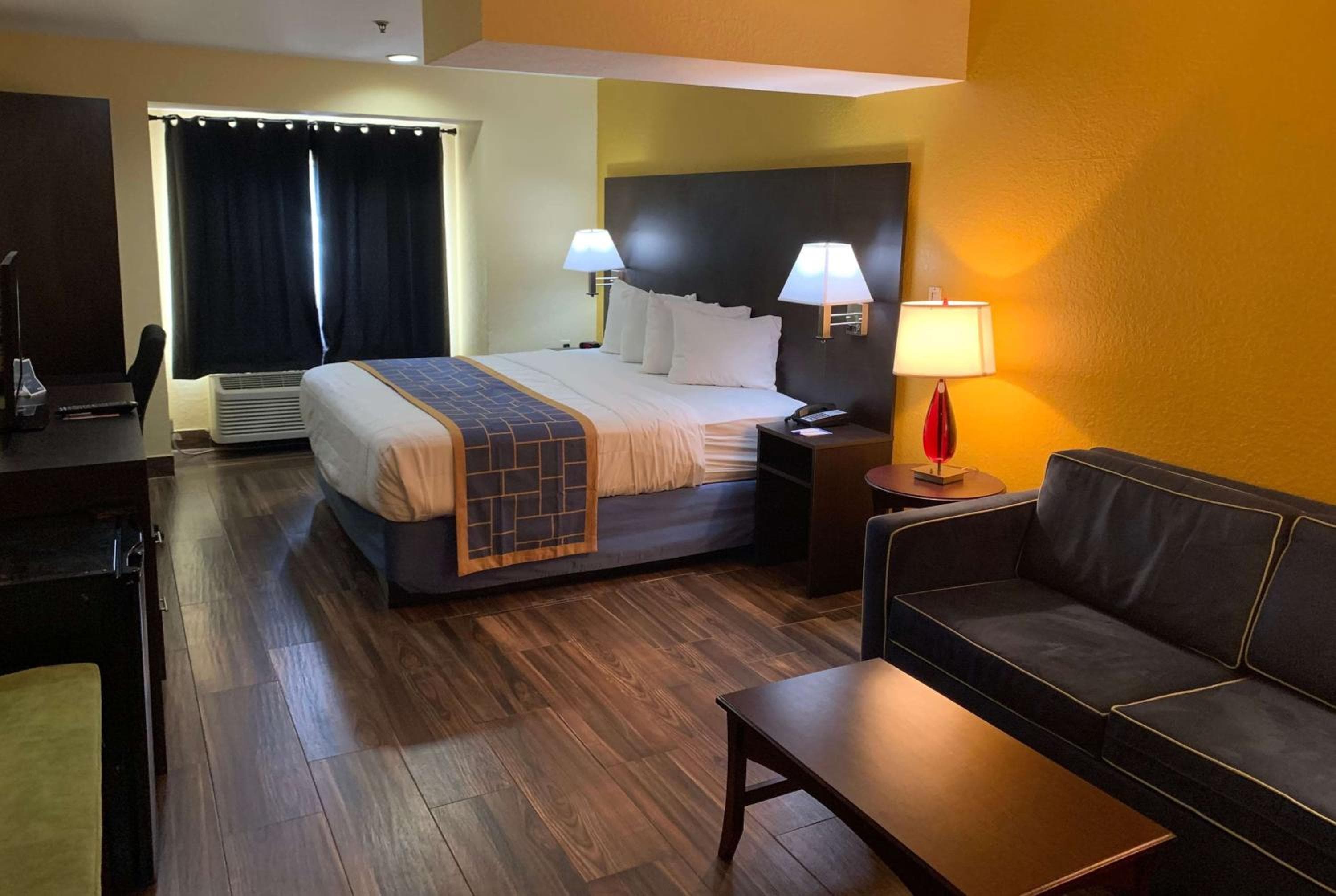 Days Inn & Suites by Wyndham Tampa/Raymond James Stadium — 10