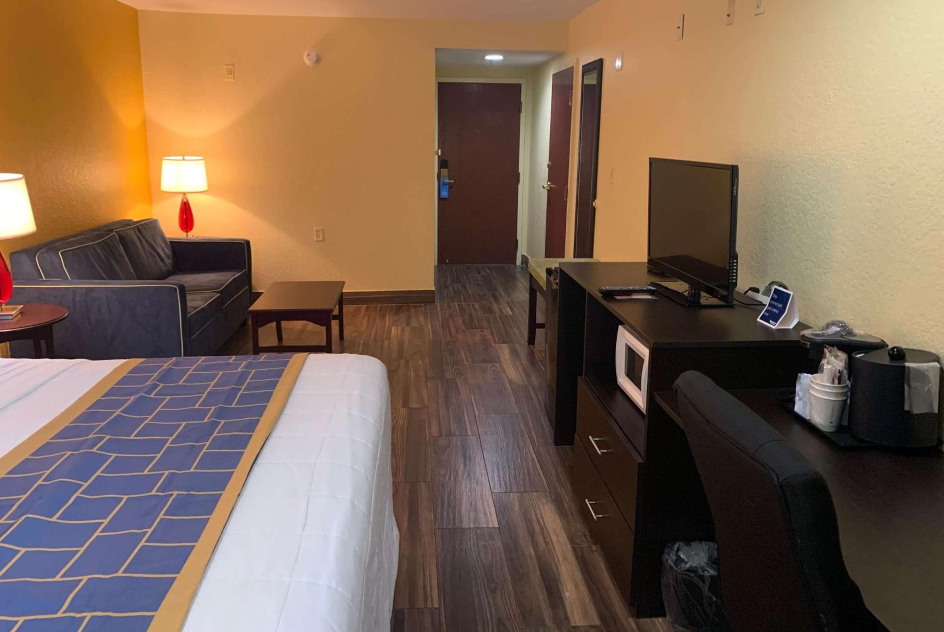 Days Inn & Suites by Wyndham Tampa/Raymond James Stadium — 12