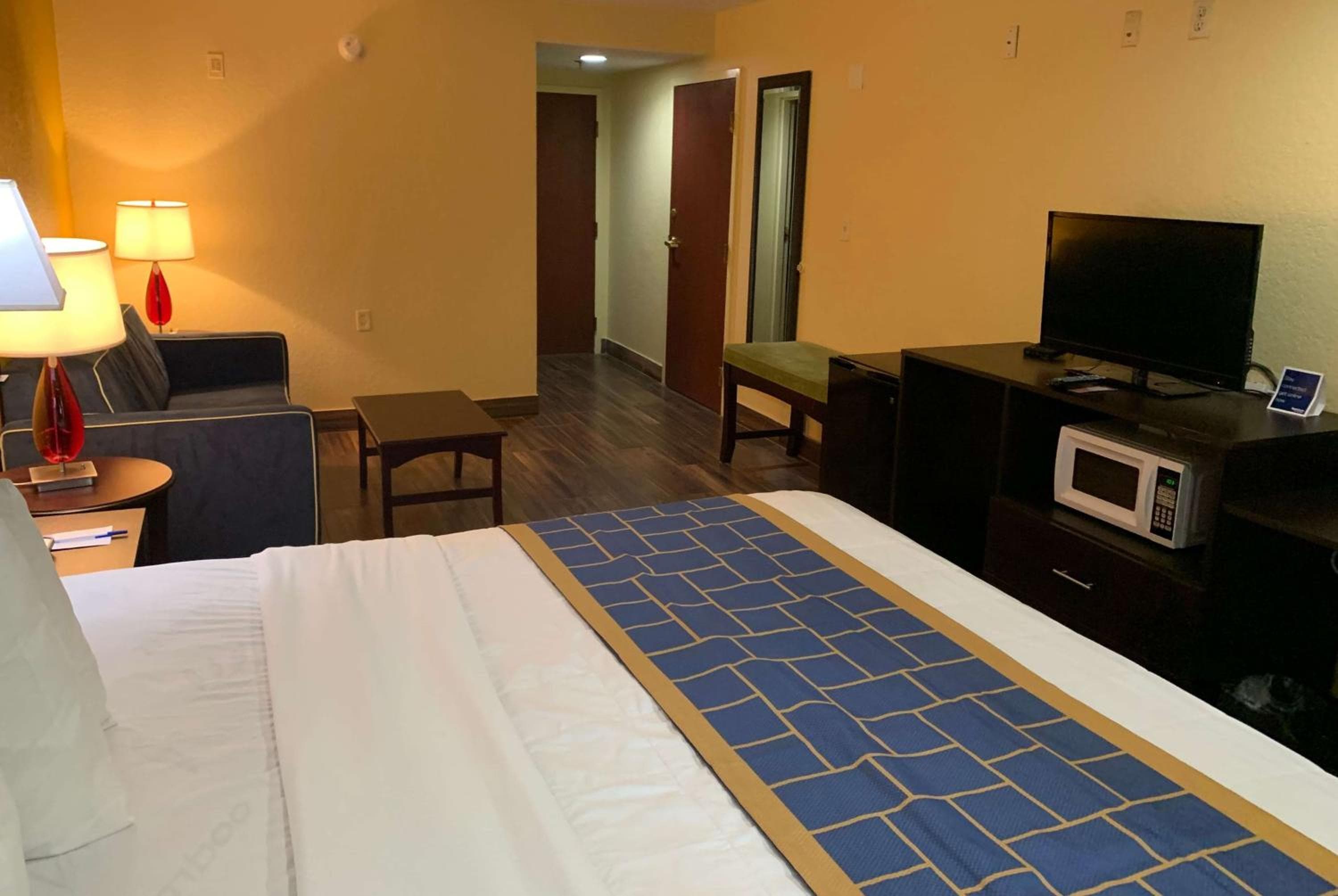 Days Inn & Suites by Wyndham Tampa/Raymond James Stadium — 13