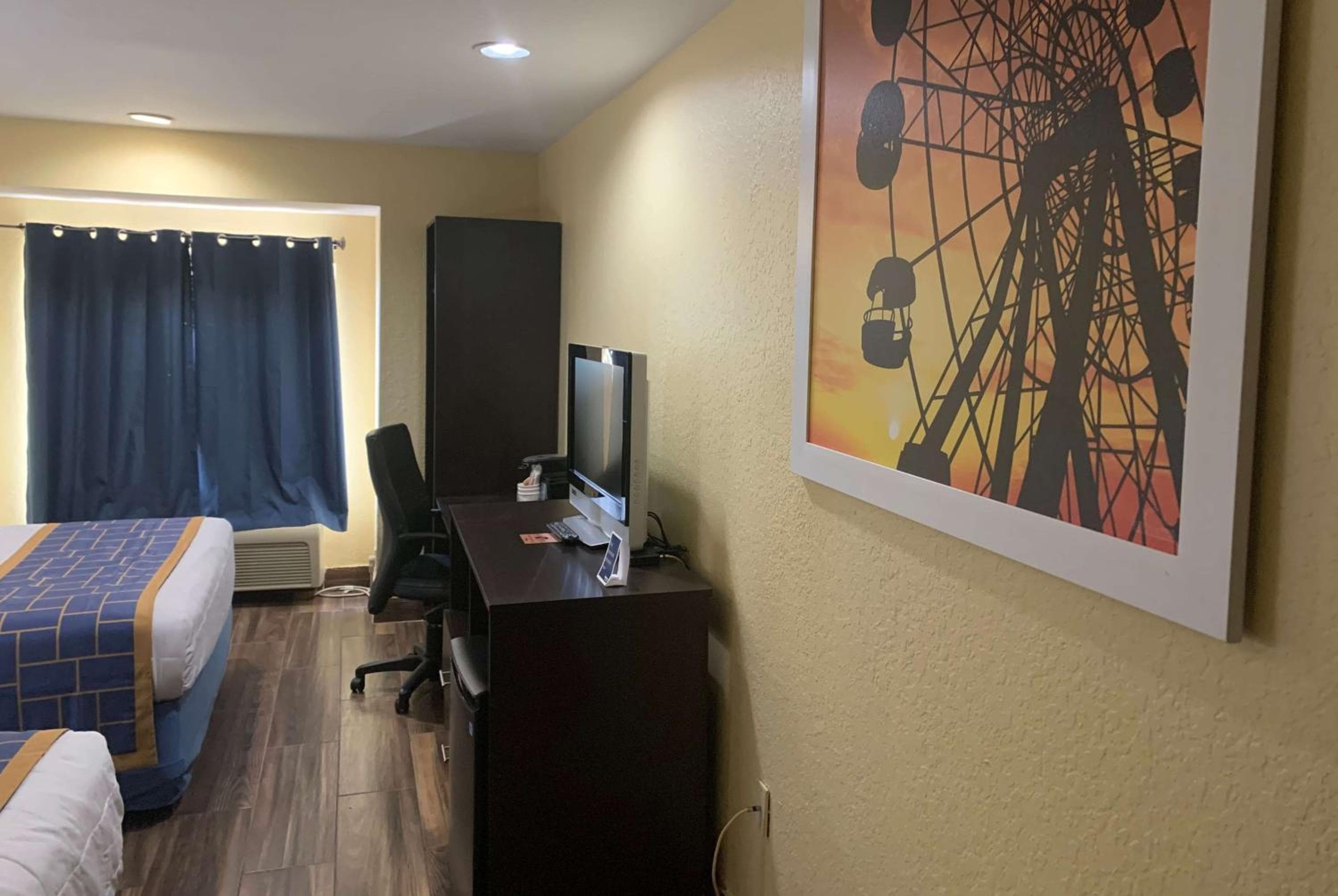 Days Inn & Suites by Wyndham Tampa/Raymond James Stadium — 14